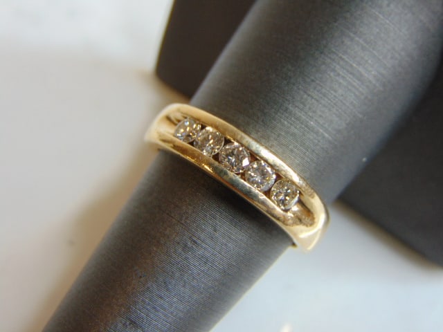 Mens Vintage Estate 14K Yellow Gold & Diamond Ring: FOR SALE IS THIS LOVELY MENS VINTAGE 14K YELLOW GOLD RING WITH 5 FULL CUT DIAMONDS THAT TOTAL .75cts OF DIAMONDS. THE TOTAL WEIGHT IS 5.8g, AND IS A SIZE 8. ANY QUESTIONS PLEASE DONT HESITATE TO ASK.