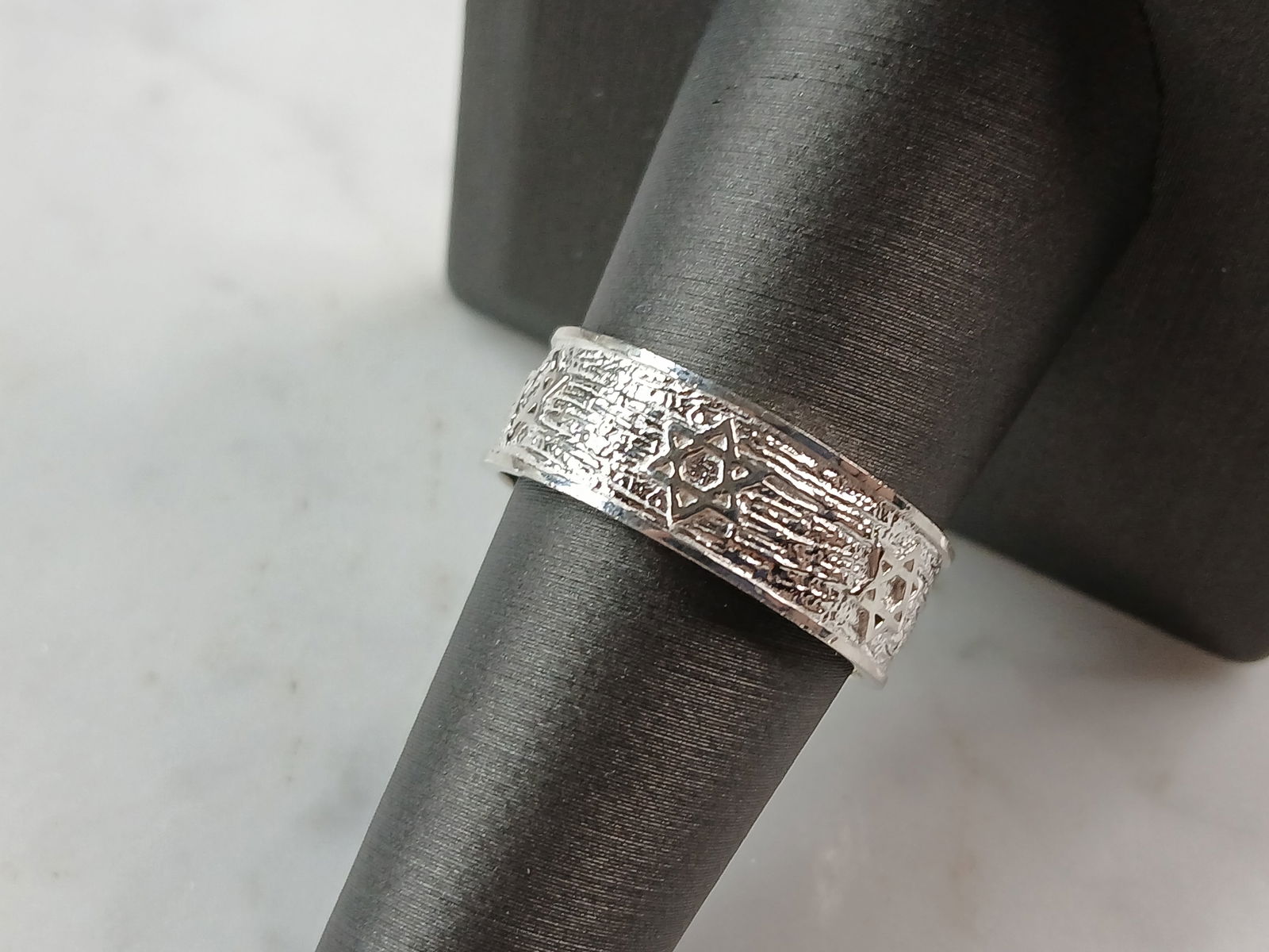 Mens Sterling Silver Judaica Jewish Star of David Ring: A MENS STERLING SILVER JUDAICA STAR OF DAVID RING. THE TOTAL WEIGHT IS 4.7g, AND IS A SIZE 10.0. THE RING MEASURES 1/4" WIDE. THIS RING WOULD MAKE A GREAT GIFT FOR SOMEONE SPECIAL. ANY QUESTIONS PLEAS