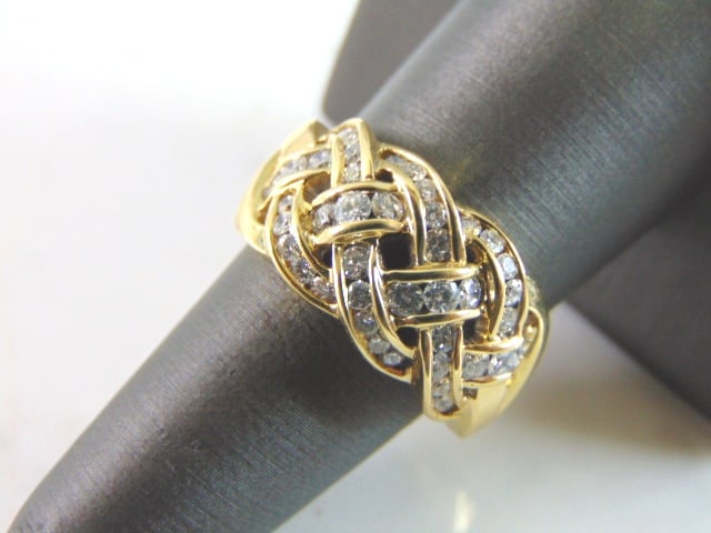 Womens Vintage Estate 14K Gold Diamond Ring: THIS ITEM FOR SALE IS THIS WOMENS VINTAGE ESTATE 14K GOLD DIAMOND RING. THE RING IS A SIZE 7.75, AND WEIGHS 9.6g. THERE ARE ABOUT 1.26cts OF DIAMONDS IN THIS RING. RING IS STAMPED ON THE INSIDE OF THE