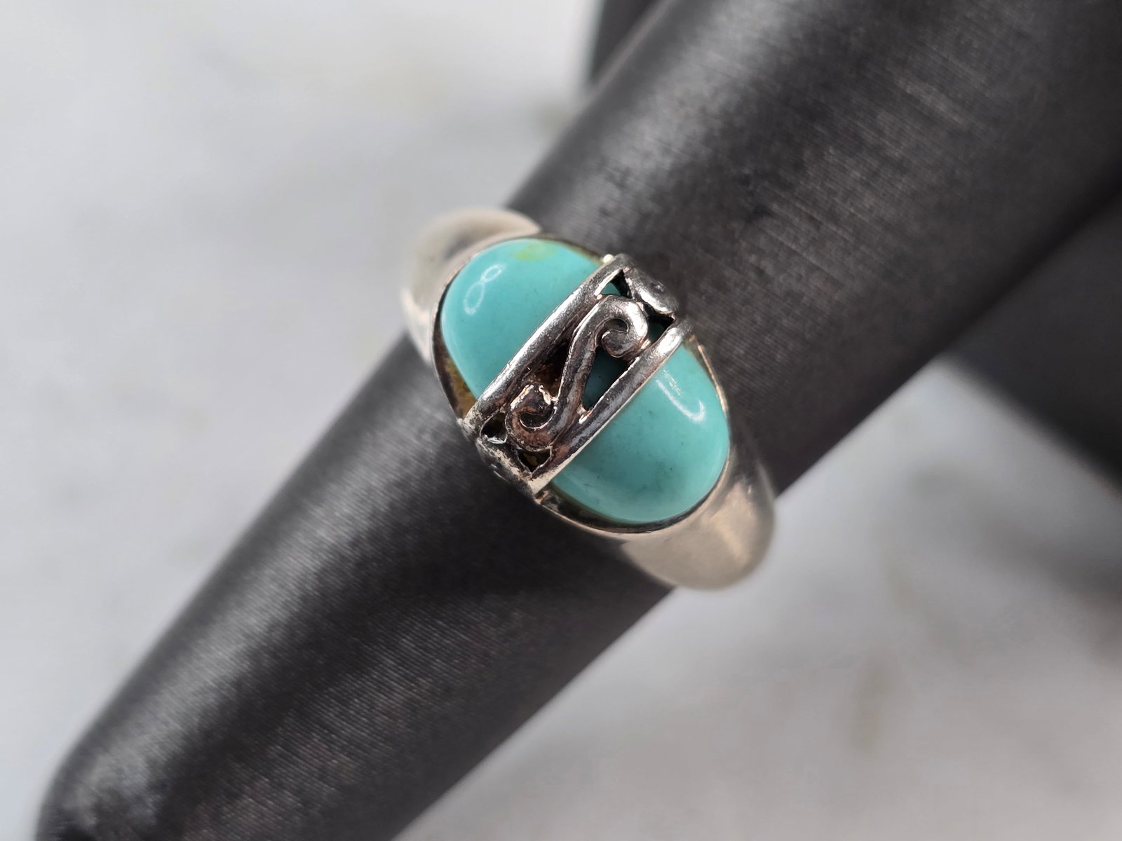 Womens Vintage Estate Sterling Silver Turquoise Ring: A WOMENS VINTAGE ESTATE STERLING SILVER TURQUOISE RING. NOT SURE IF STONE IS NATURAL OR MAN MADE. THE RING SIZE IS A 6.5, AND WEIGHS 4.0g. THE WIDTH IS 3/8". THIS WOULD MAKE A NICE GIFT FOR THAT SOMEO