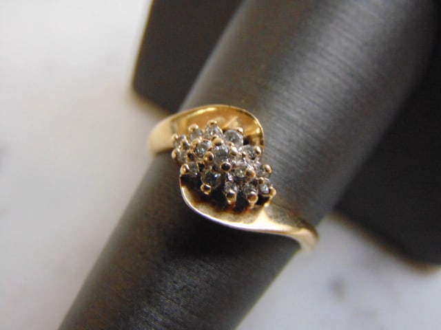 Women's Vintage 14K Yellow Gold Diamond Cluster Ring: FOR SALE IS THIS WOMEN'S VINTAGE ESTATE 14K GOLD DIAMOND CLUSTER RING. THE RING IS A SIZE 8.0 AND WEIGHS 2.9g. THERE ARE ABOUT .21cts OF DIAMONDS IN THIS RING. THE RING MAKES A BEAUTIFUL, IMPRESSIVE G