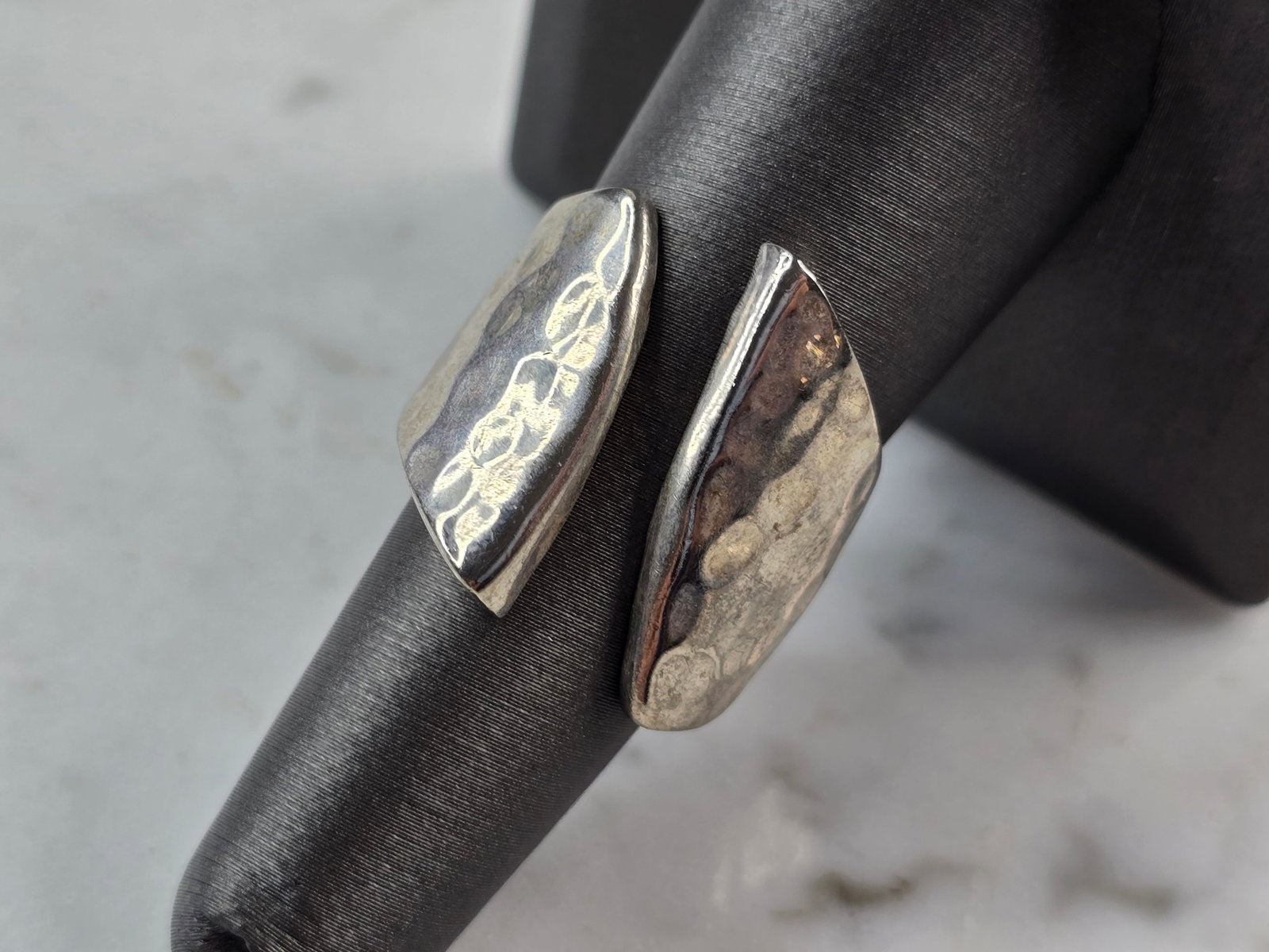 Womens Vintage Estate Sterling Silver Modernist Hammered Ring (1 of 5)