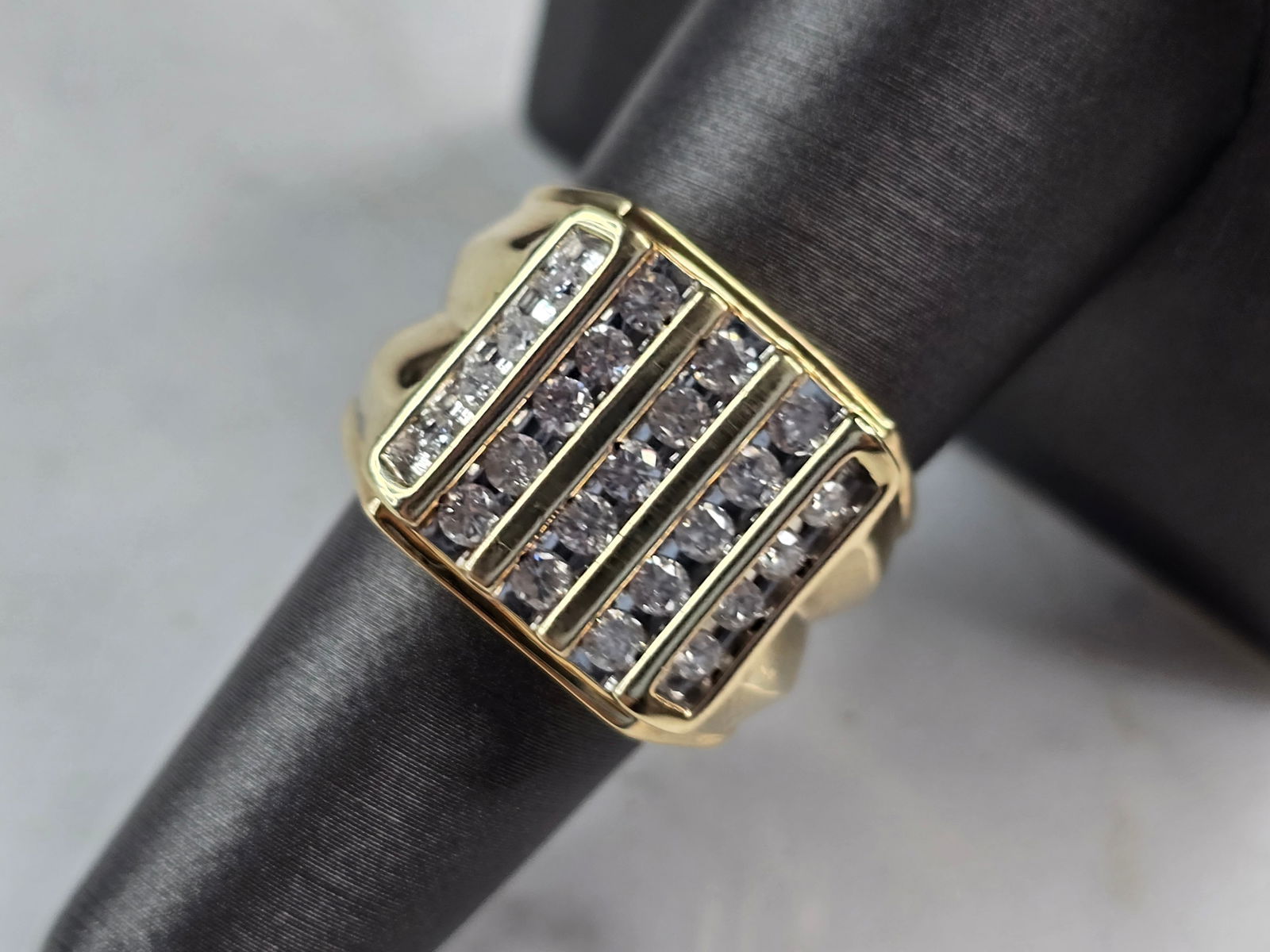 Mens Vintage Estate 14k Yellow Gold Diamond Ring: A MENS VINTAGE ESTATE 14K YELLOW GOLD DIAMOND RING. THE TOTAL WEIGHT IS 6.0g, AND IS A SIZE 7.5. THE WIDTH OF THE RING MEASURES 5/8". THERE ARE ABOUT 1.15cts OF DIAMONDS. RING IS NOT MARKED BUT IT HAS