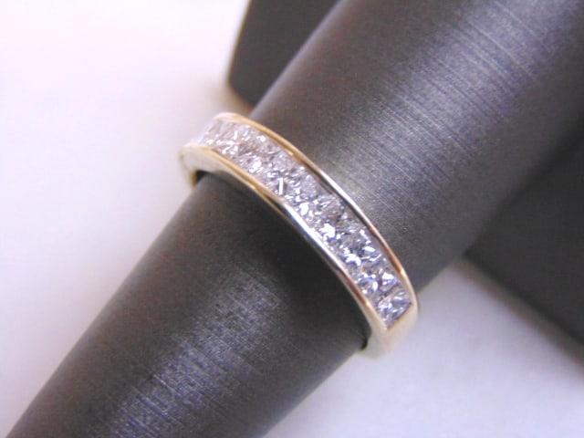 Women's Vintage Estate 14K White Gold Diamond Ring: FOR SALE IS THIS VINTAGE ESTATE 14K WHITE GOLD DIAMOND RING. THE RING IS A SIZE 7.5 AND WEIGHS 4.9g. THERE IS ABOUT 1.0cts OF DIAMONDS IN THIS RING. THE RING MAKES A BEAUTIFUL GIFT FOR THAT SOMEONE SP