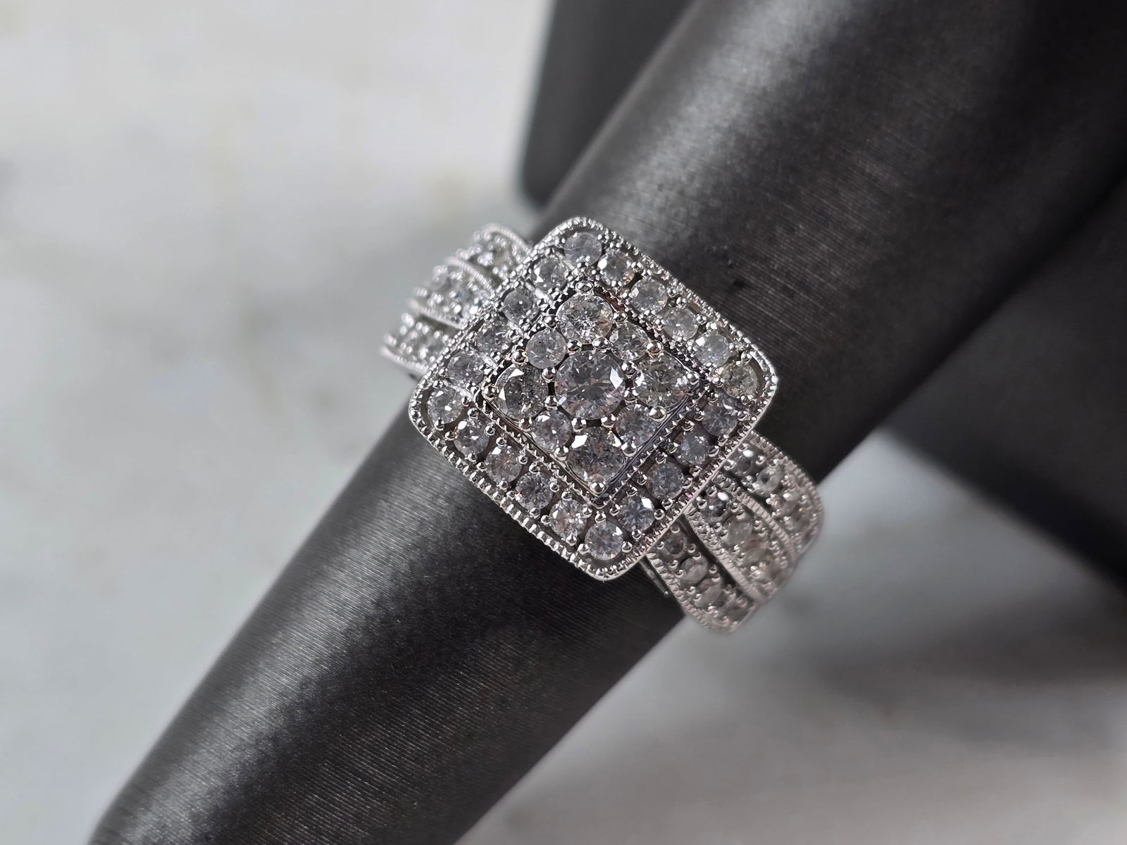 Womens Vintage Estate 10K White Gold Diamond Ring: A WOMENS VINTAGE ESTATE 10K WHITE GOLD DIAMOND RING. THERE ARE ABOUT 1.0cts, OF DIAMONDS IN THIS RING. THE TOTAL WEIGHT IS 5.5g, AND IS A SIZE 7.0. THE WIDTH OF THE RING IS ABOUT 1/2". ANY QUESTIONS P