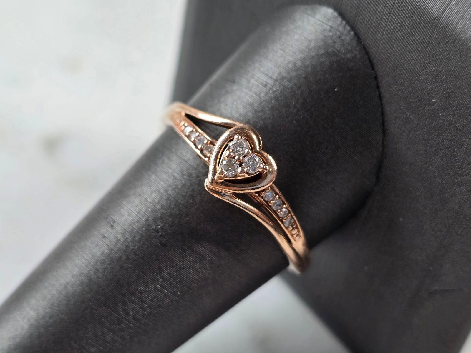 Womens Vintage Estate 10K Rose Gold Diamond Heart Ring: A WOMENS VINTAGE ESTATE 10K ROSE GOLD DIAMOND HEART RING. THE RING WEIGHS 2.3g, AND IS A SIZE 10.75. THE WIDTH OF THE RING IS 1/4". THERE ARE 11 TINY DIAMONDS IN THIS RING. ANY QUESTIONS, PLEASE DON'T