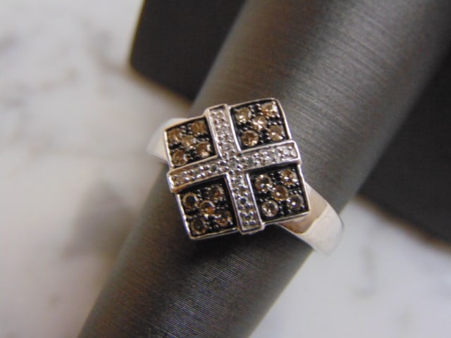 Womens Vintage 14K White Gold Chocolate Diamond Ring: FOR SALE IS THIS VINTAGE ESTATE 14K WHITE GOLD DIAMOND RING WITH A MIX OF CHOCOLATE & WHITE DIAMONDS. THE RING IS A SIZE 7.75 AND WEIGHS 5.1g. THERE ARE ABOUT .81cts OF DIAMONDS. . RING IS MARKED "14K