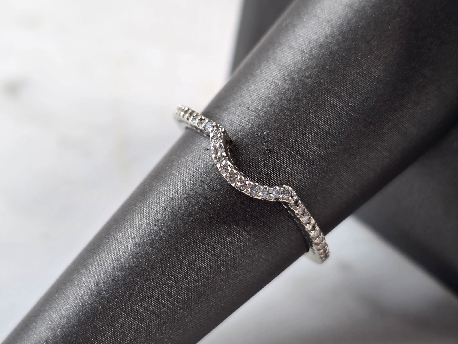 Womens Vintage Estate 14k White Gold Diamond Ring Spacer: A WOMENS VINTAGE ESTATE 14K WHITE GOLD DIAMOND RING SPACER. THE RING WEIGHS 1.6g, AND IS A SIZE 8.0. THERE ARE 22 TINY DIAMONDS IN THIS RING. THE WIDTH OF THE RING IS 1/16". ANY QUESTIONS PLEASE ASK P