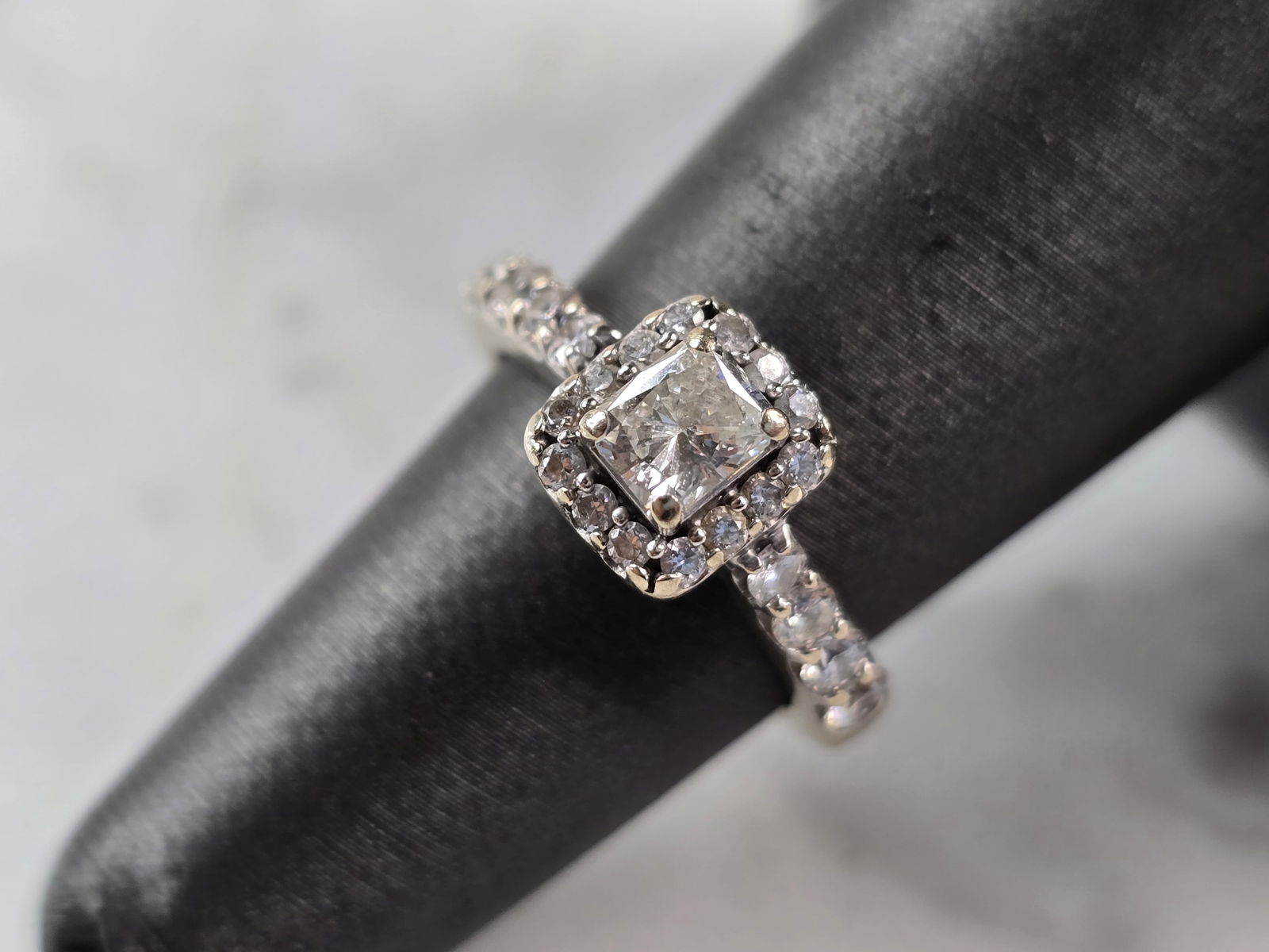 Womens Vintage Estate 14K White Gold Diamond Engagement Ring: A WOMENS VINTAGE ESTATE 14K WHITE GOLD DIAMOND ENGAGEMENT RING. THE RING IS A SIZE 5.5 AND WEIGHS 9.1g. THERE IS A LITTLE OVER 1.0cts OF DIAMONDS IN THIS RING. CENTR DIAMOND IS ABOUT 0.50cts. THE WIDT