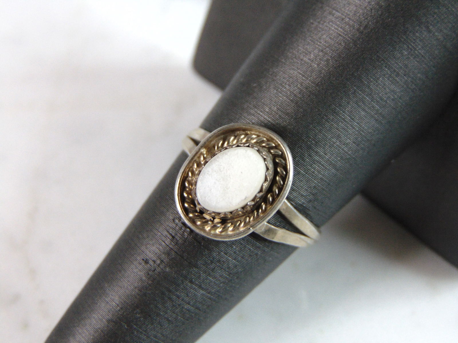 Womens Vintage Estate Sterling Silver Modernist Ring: THIS ITEM IS A LOVELY WOMENS VINTAGE ESTATE .925 STERLING SILVER MODERNIST RING. RING SIZE IS 7.75, AND WEIGHS 2.g. THIS WOULD MAKE A NICE GIFT FOR THAT SOMEONE SPECIAL. ANY OTHER QUESTIONS PLEASE DO