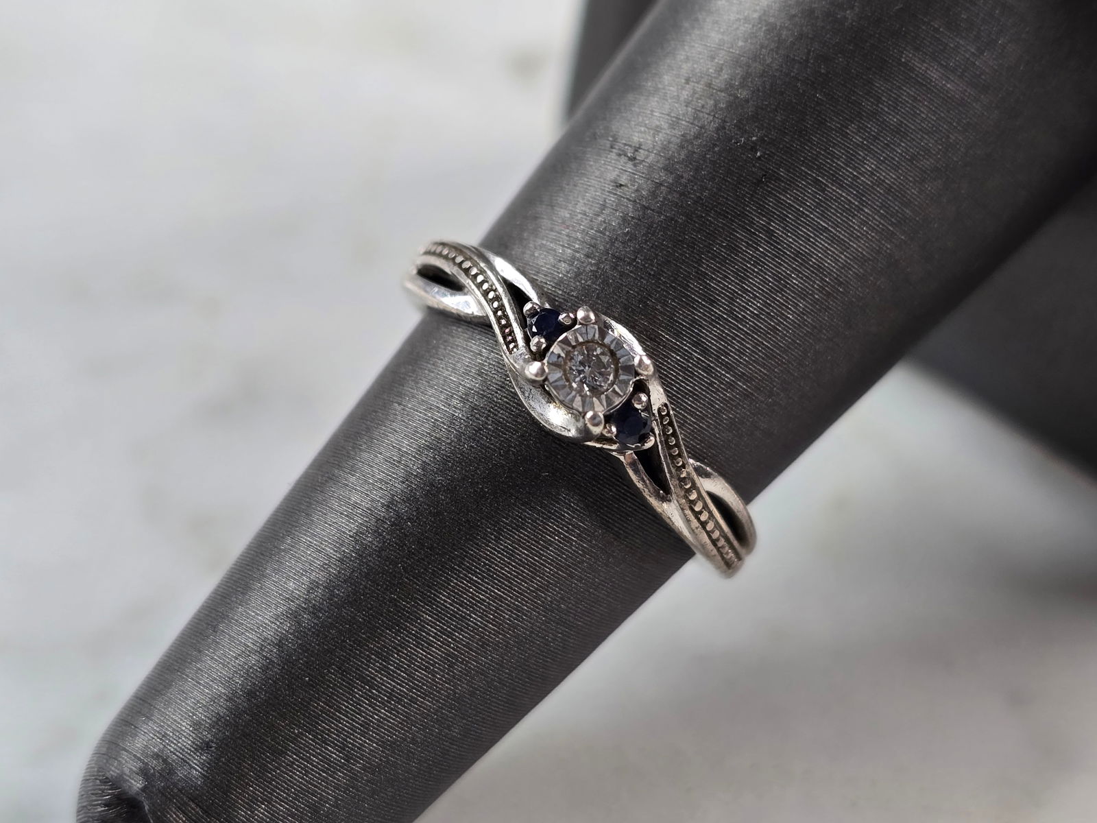 Womens Vintage Estate Sterling Silver Diamond Sapphire Ring: A WOMENS VINTAGE ESTATE STERLING SILVER DIAMOND SAPPHIRE RING . THE RING WEIGHS 1.8g, AND IS A SIZE 6.0. THERE ARE 3 TINY DIAMONDS AND 2 TINY SAPPHIRES IN THIS RING. THE WIDTH OF THE RING IS 1/8". ANY
