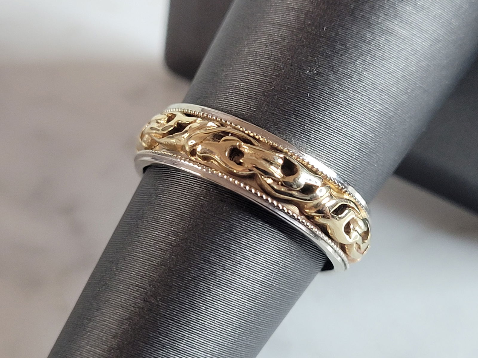 Womens Vintage Estate 14k Mixed Gold Wedding Band Ring: A WOMENS VINTAGE ESTATE 14K MIXED GOLD WEDDING RING. THE TOTAL WEIGHT IS 4.8g AND IS A SIZE 7.25. THE WIDTH OF THE RING MEASURES 3/16". RING IS MARKED "14K" ON THE INSIDE OF THE BAND. ANY QUESTIONS, P