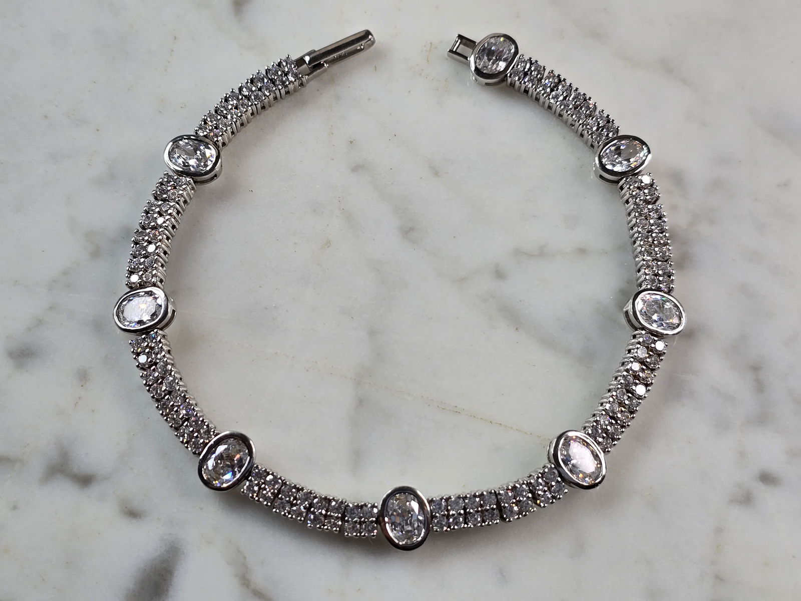 Womens Vintage Estate Sterling Silver CZ Anklet Tennis Bracelet: A WOMENS VINTAGE ESTATE STERLING SILVER CZ ANKLET TENNIS BRACELET. BRACELET IS ABOUT 8 1/4" LONG BY 5/16" WIDE, AND WEIGHS 16.5g. WOULD MAKE A LOVELY GIFT FOR THAT SOMEONE SPECIAL. BE SURE TO CHECK OU
