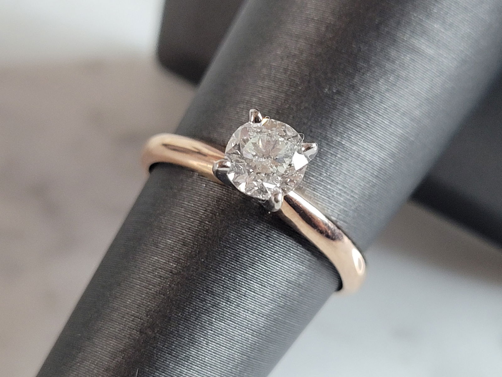 Womens Vintage Estate 14k Rose Gold Diamond Engagement Ring: A WOMENS VINTAGE ESTATE 14K ROSEE GOLD DIAMOND ENGAGEMENT RING THAT WEIGHS 2.4g. THE RING SIZE IS A 7.0, AND THE WIDTH IS 1/4". THE DIAMOND IS ABOUT .70cts. RING IS STAMPED 14K. ANY QUESTIONS PLEASE D