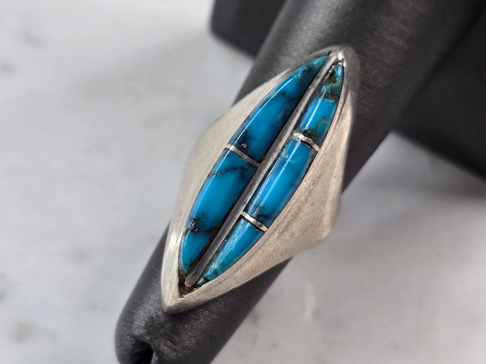 Womens Vintage Estate Sterling Silver Turquoise Southwestern Ring: A WOMENS VINTAGE ESTATE STERLING SILVER SOUTHWESTERN TURQUOISE RING. THE RING IS A SIZE 5.75 AND WEIGHS 20.8g. RING MEASURES 1 3/8" LONG. ANY QUESTIONS, PLEASE ASK. BE SURE TO CHECK OUT SOME OF MY OTH