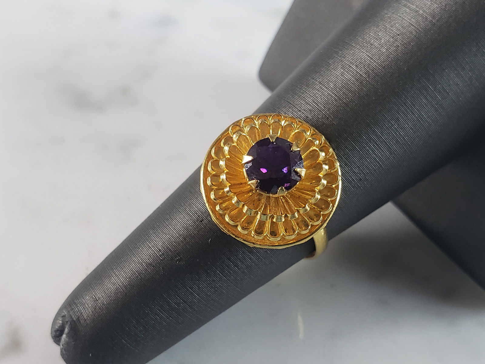 Womens Vintage Estate 21K Yellow Gold Ring: A WOMENS VINTAGE ESTATE 21K YELLOW GOLD RING. THE TOTAL WEIGHT IS 4.2g. RING EXPANDS IN SIZE TO A 9.5. THE FACE OF THE RING MEASURES 5/8". STONE IS AMETHYST GLASS. ANY QUESTIONS PLEASE DONT HESITATE T