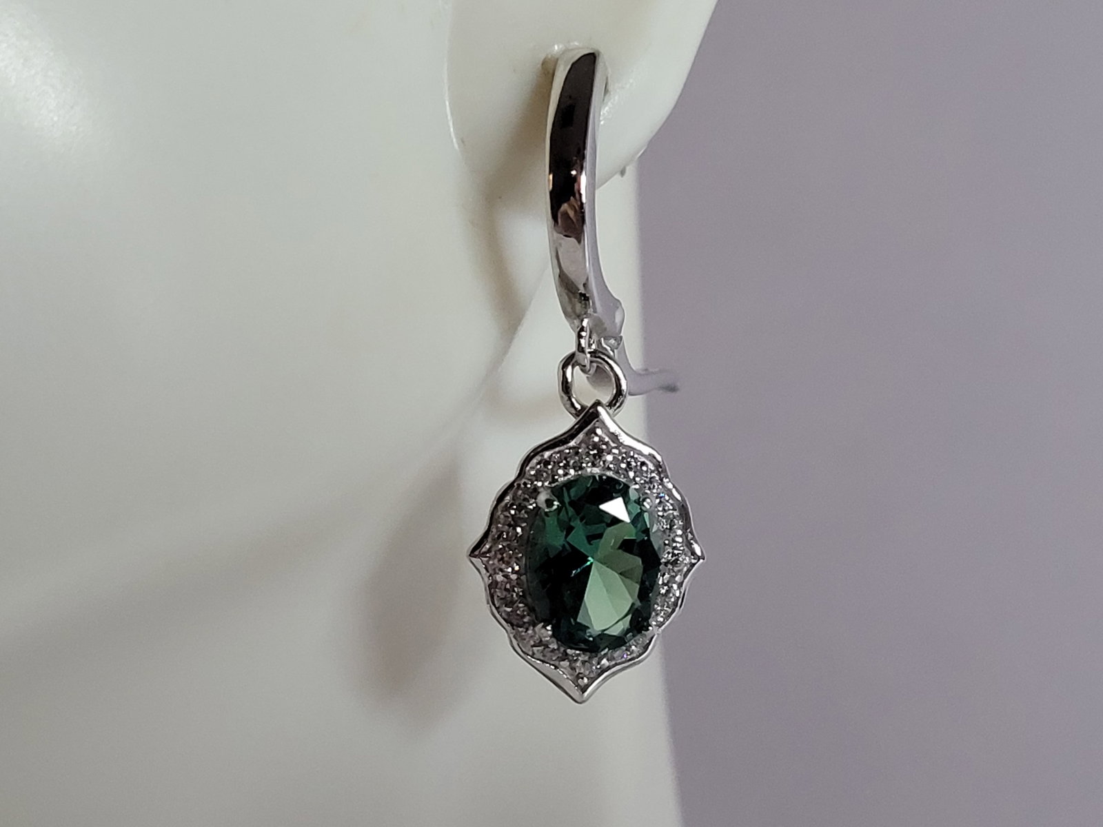 Womens Estate Sterling Silver Modernist CZ Earrings: A PAIR OF WOMENS STERLING SILVER CZ MODERNIST EARRINGS THAT WEIGH 4.8g AND MEASURES 1 1/8" LONG BY 3/8" WIDE. ANY QUESTIONS, PLEASE DO NOT HESITATE TO ASK. BE SURE TO CHECK OUT SOME OF MY OTHER GREAT