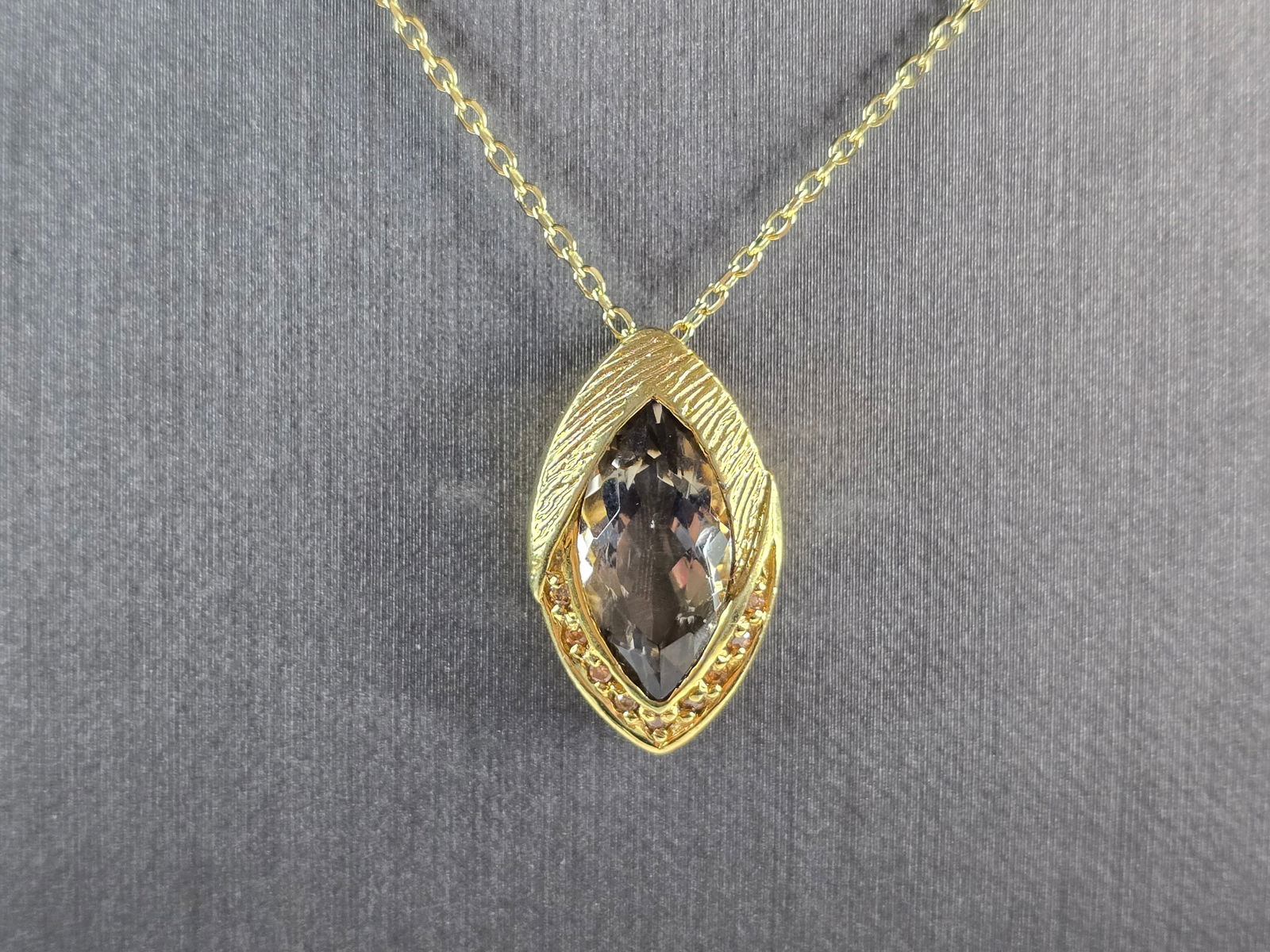 Womens Sterling Silver Gold Tone Modernist Pendant Necklace: A WOMENS STERLING SILVER GOLD TONE MODERNIST PENDANT WITH NECKLACE. THE NECKLACE MEASURES ABOUT 18" LONG, AND THE PENDANT MEASURES 1" LONG BY 1/2" WIDE. TOGETHER THEY WEIGH 5.5g. NOT SURE IF THE STONE