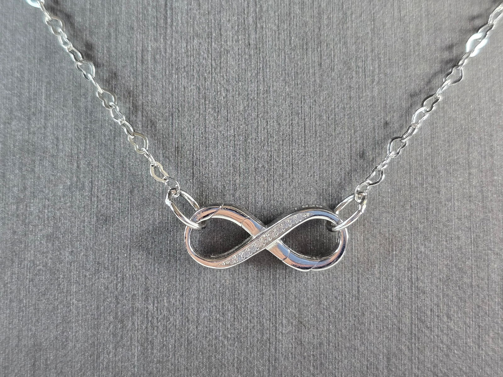 Womens Sterling Silver Hercules Knot Necklace: A WOMENS STERLING SILVER HERCULES KNOT NECKLACE. THE TOTAL WEIGHT IS 4.3g. THE NECKLACE MEASURES 18" LONG. THE PENDANT MEASURES 7/8" LONG BY 3/8" WIDE. MAKES A GREAT GIFT FOR THAT SPECIAL SOMEONE. ANY