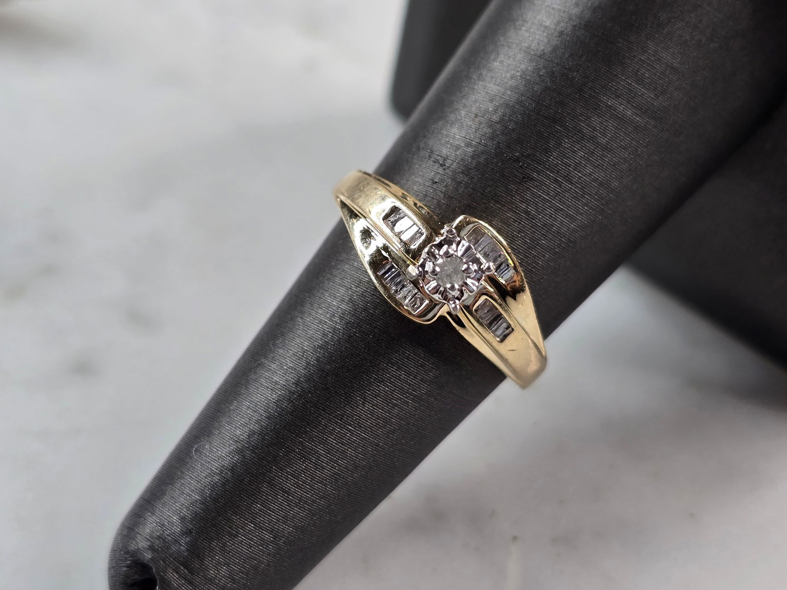 Womens Vintage Estate 10K Yellow Gold Ring Diamond Ring (1 of 6)