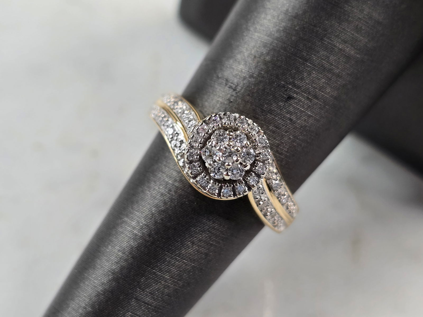 Womens Vintage Estate 10K Yellow Gold Diamond Keepsake Ring: A WOMENS VINTAGE ESTATE 10K YELLOW GOLD DIAMOND KEEPSAKE RING. THE RING IS A SIZE 6.75, AND WEIGHS 3.7g. THERE ARE 34 TINY DIAMONDS. THE WIDTH OF THE RING IS 3/8". RING HAS A MAKERS MARK BUT NO ASSAY