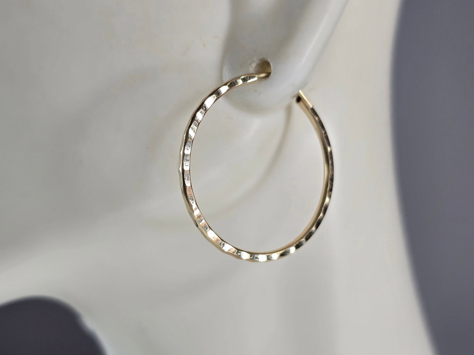 Pr Womens 14K Yellow Gold Hoop Earrings: A PAIR OF WOMENS 14K YELLOW GOLD HOOP EARRINGS. THE EARRINGS WEIGH 1.3g, AND MEASURE 1". EARRINGS ARE MARKED ON THE STEM. THIS MAKES A LOVELY GIFT FOR THAT SOMEONE SPECIAL. ANY QUESTIONS, PLEASE ASK.