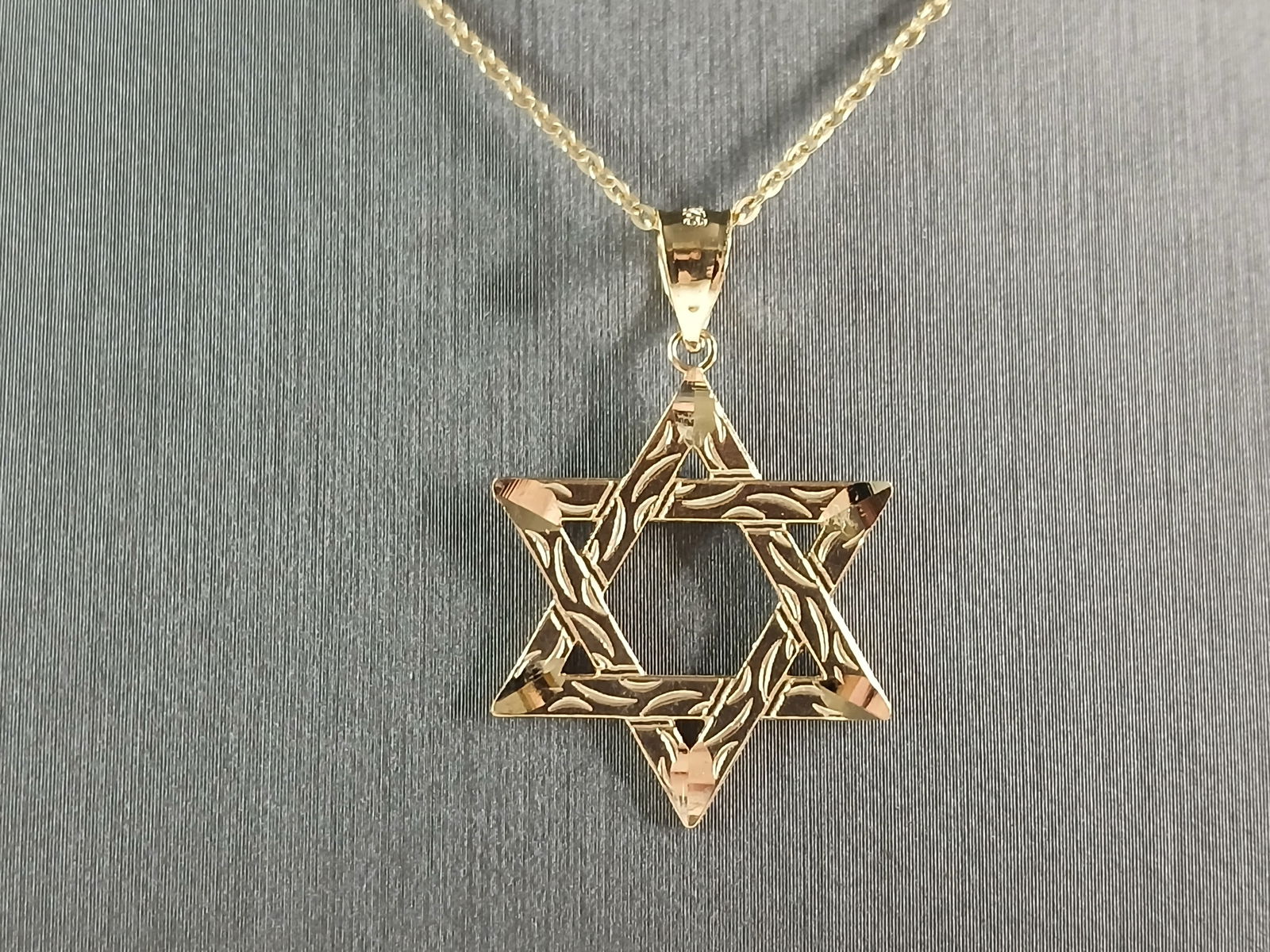 Sterling Silver Gold Tone Jewish Judaica Star of David Pendant: A STERLING SILVER GOLD TONE STAR OF DAVID PENDANT WITH NECKLACE. THE PENDANT WITH NECKLACE WEIGHS 2.7g. THE NECKLACE MEASURES 18" LONG, AND THE PENDANT MEASURES 1 1/8" LONG BY 3/4" WIDE. MAKES A GREAT