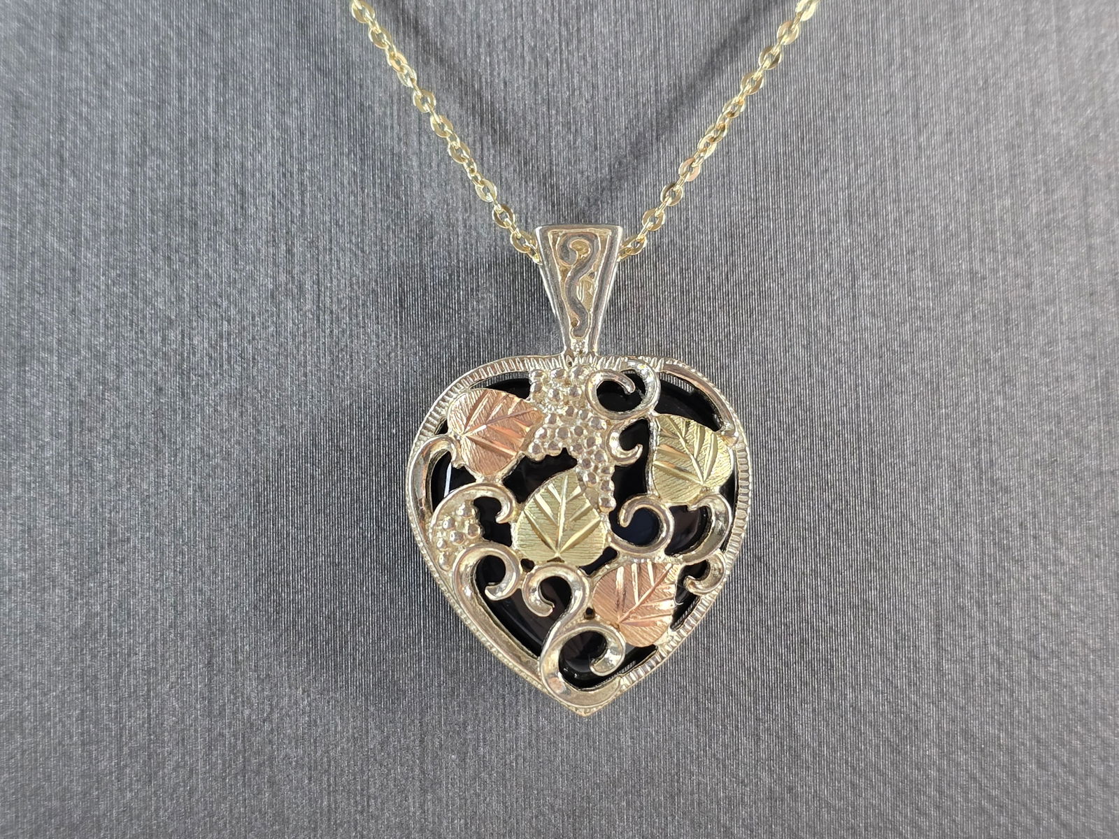 Womens Sterling Silver 12k Gold Coleman Black Hills Heart Pendant: A WOMENS VINTAGE ESTATE STERLING SILVER 12K YELLOW & ROSE GOLD HEART PENDANT WITH NECKLACE THAT WAS MADE BY COLEMAN/ BLACK HILLS GOLD. THE PENDANT AND NECKLACE WEIGHS 9.7g. THE PENDANT MEASURES 1 1/4"