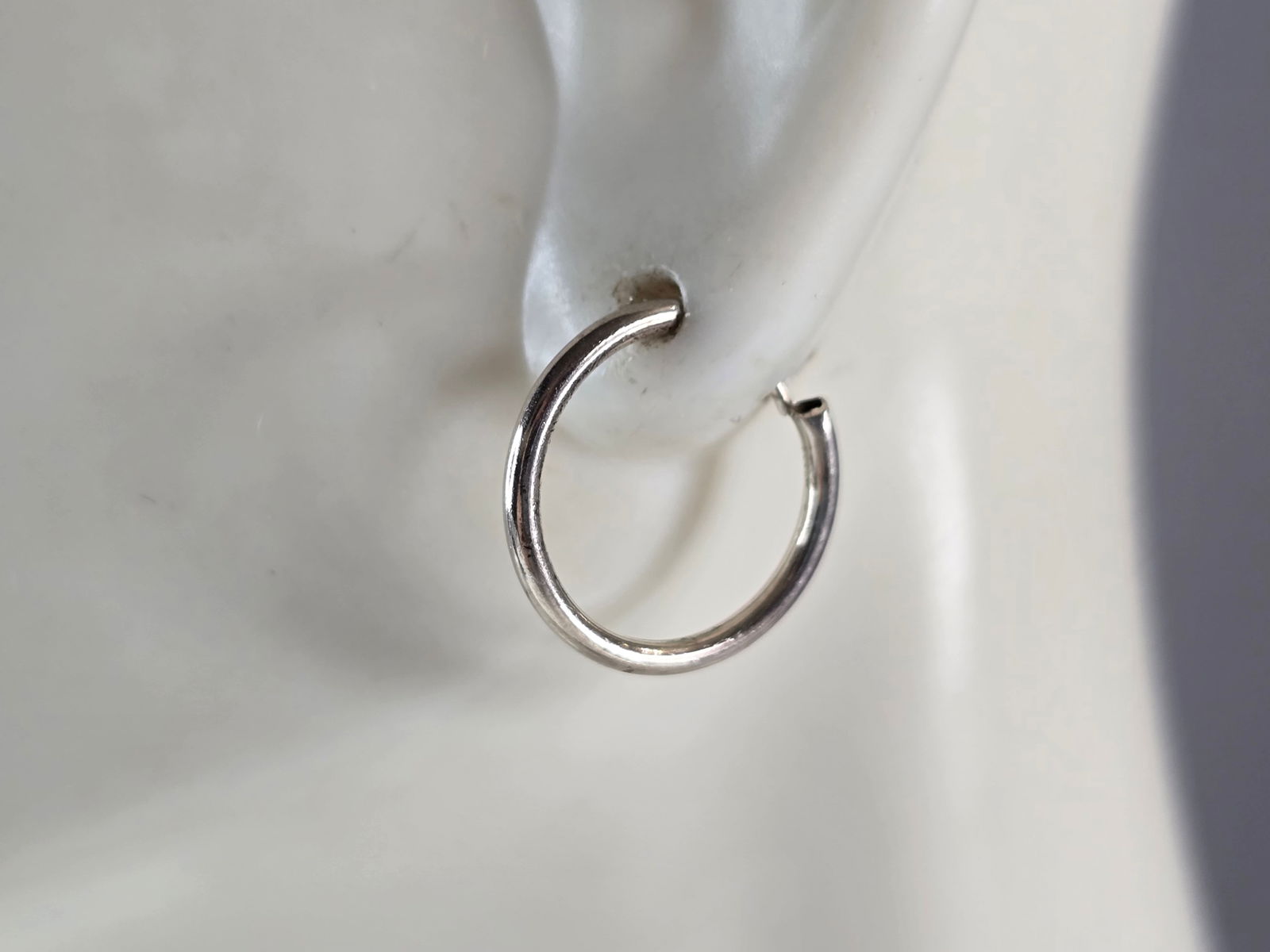 Womens Vintage Estate Sterling Silver Hoop Earrings: A PAIR OF WOMENS STERLING SILVER HOOP EARRINGS. EARRINGS WEIGH 0.7g AND MEASURES 1/2" IN DIAMETER BY 1/16" THICK. ANY QUESTIONS, PLEASE DO NOT HESITATE TO ASK. BE SURE TO CHECK OUT SOME OF MY OTHER GR