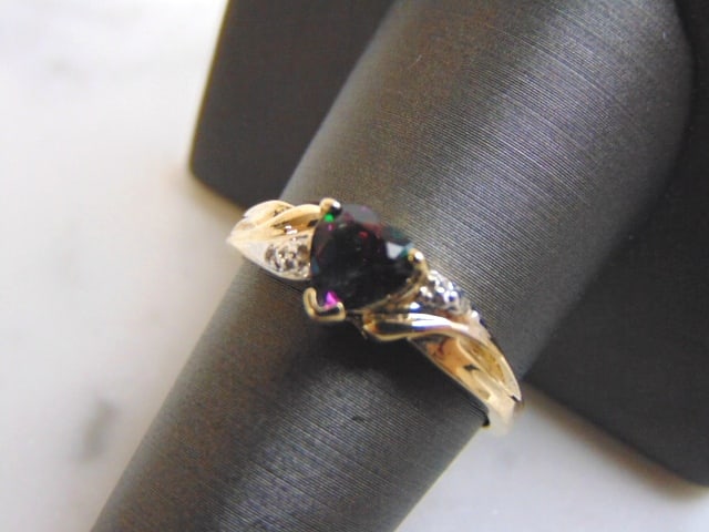 Womens 10k Gold Mystic Topaz & Diamond Heart Ring: FOR SALE IS THIS VINTAGE ESTATE 10K YELLOW GOLD RING WITH WHAT APPEARS TO BE A HEART SHAPED MYSTIC TOPAZ COLORED STONE, ACCENTED BY TWO TINY DIAMONDS. THE RING IS A SIZE 8.75 AND WEIGHS 2.3g. NOT SURE