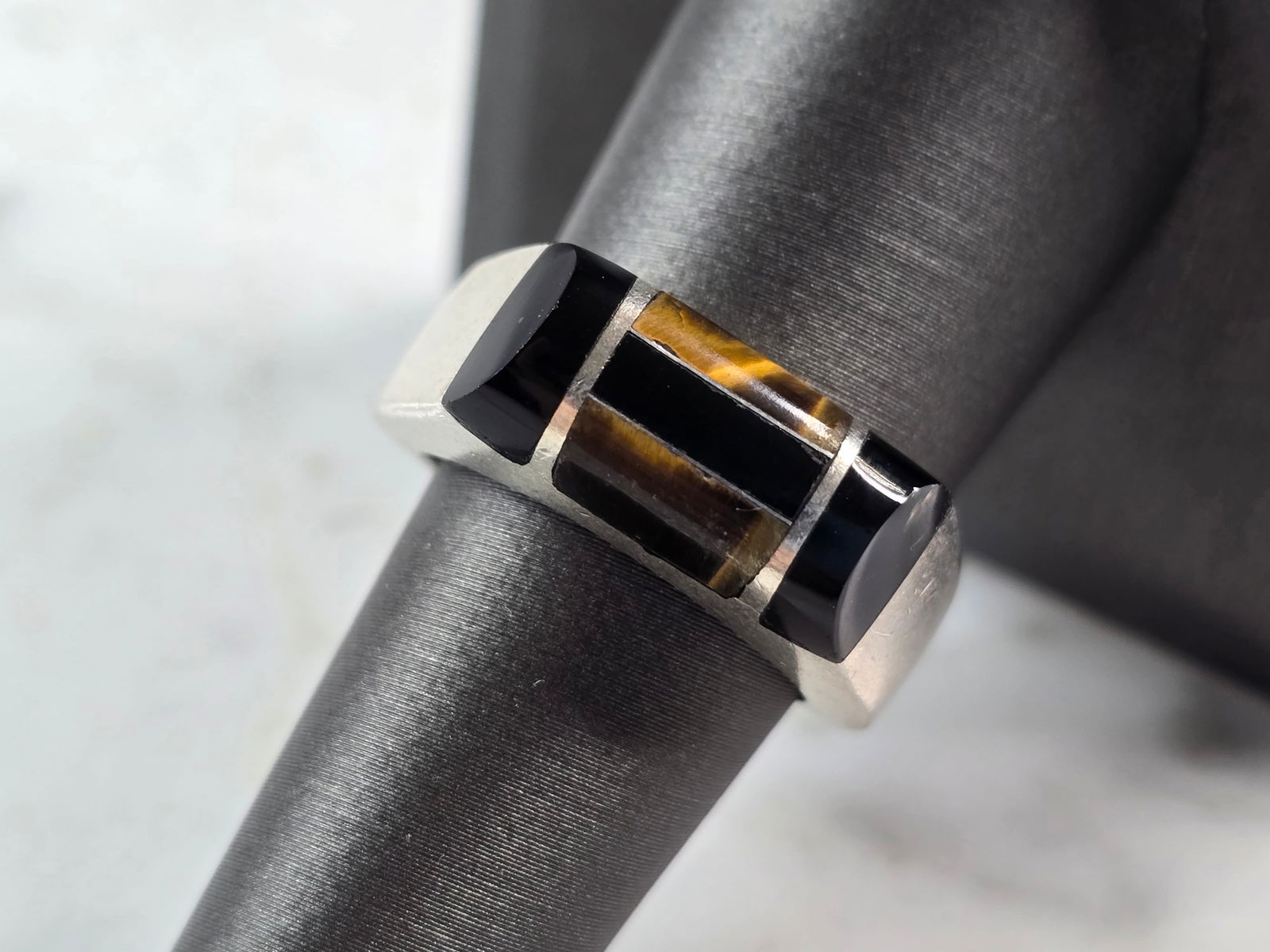 Womens Vintage Estate Sterling Silver Tigers Eye & Onyx Ring: A WONDERFUL WOMENS STERLING SILVER TIGERS EYE AND ONYX RING. THE RING WEIGHS 14.0g. THE SIZE OF THE RING IS A 8.0. THE WIDTH OF THE RING IS 3/8". ANY QUESTIONS PLEASE DO NOT HESITATE TO ASK. BE SURE T