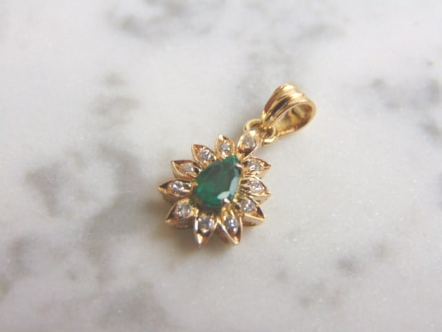Womens Vintage 14k Yellow Gold Diamond Emerald Pendant: FOR SALE IS A LOVELY VINTAGE ESTATE 14K YELLOW GOLD PENDANT WITH AN EMERALD CENTER STONE ACCENTED WITH DIAMONDS. PENDANT MEASURES 3/4" LONG BY 3/8" WIDE, AND WEIGHS 2.3g. THERE ARE ABOUT .11cts OF DIA