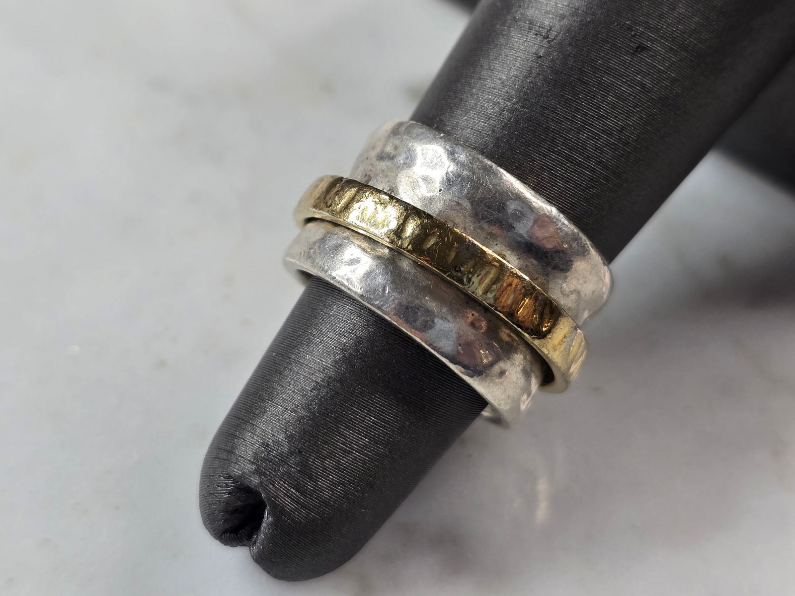 Womens Vintage Estate Sterling Silver Hammered Fidget Ring: A WOMENS VINTAGE ESTATE MODERNIST STERLING SILVER FIDGET RING. THE RING WEIGHS 11.4g, AND IS A SIZE 5.0. THE WIDTH OF THE RING IS 3/8". ANY QUESTIONS PLEASE DO NOT HESITATE TO ASK. BE SURE TO CHECK OU