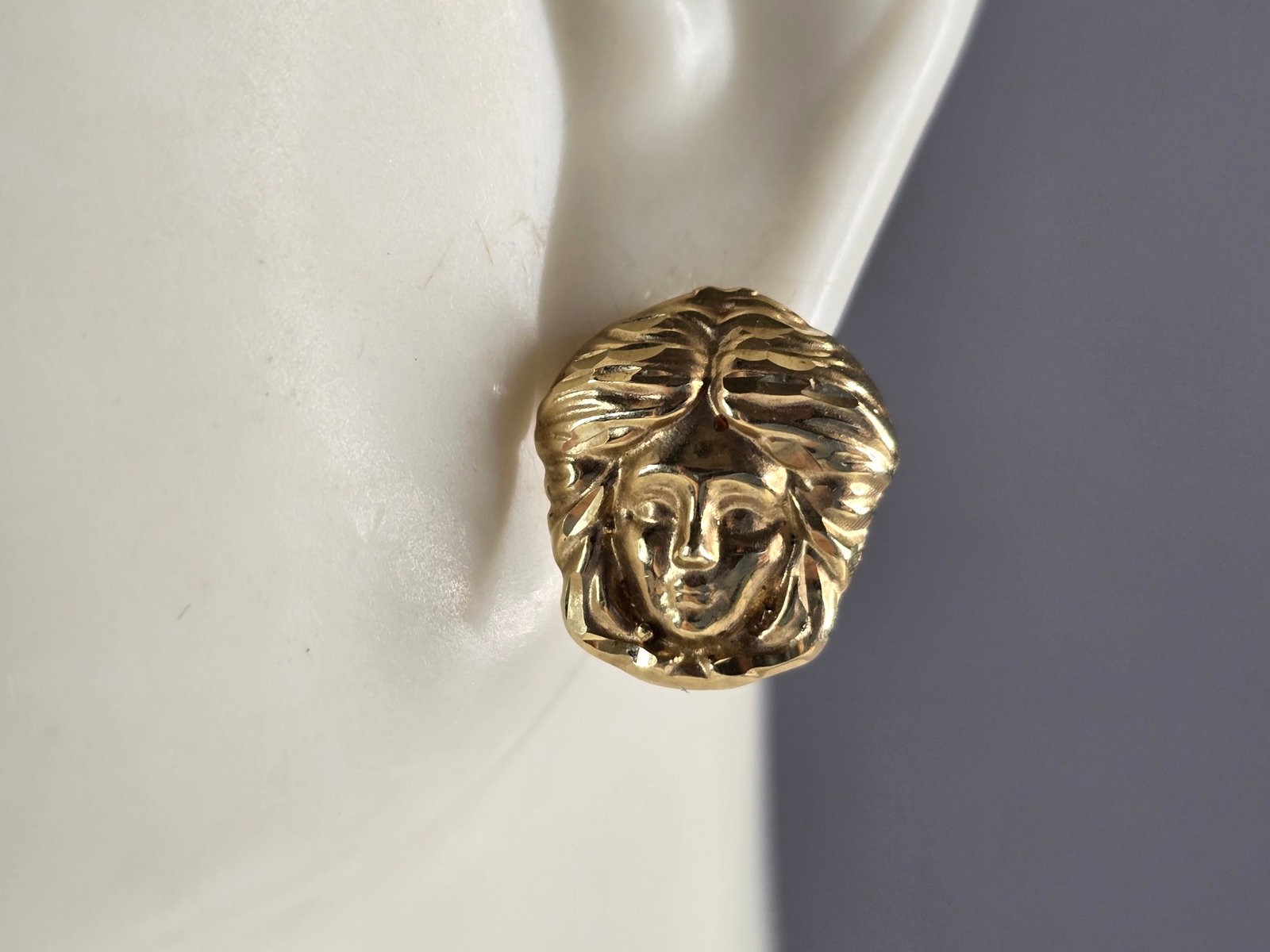Womens Vintage Estate 10K Gold Medusa Head Stud Earrings: A PAIR OF WOMENS VINTAGE ESTATE 10K YELLOW GOLD MEDUSA HEAD STUD EARRINGS. THE EARRINGS WEIGH 1.9g, AND MEASURE 1/2" BY 3/8". ANY QUESTIONS PLEASE DONT HESITATE TO ASK. BE SURE TO CHECK OUT MY OTHER G