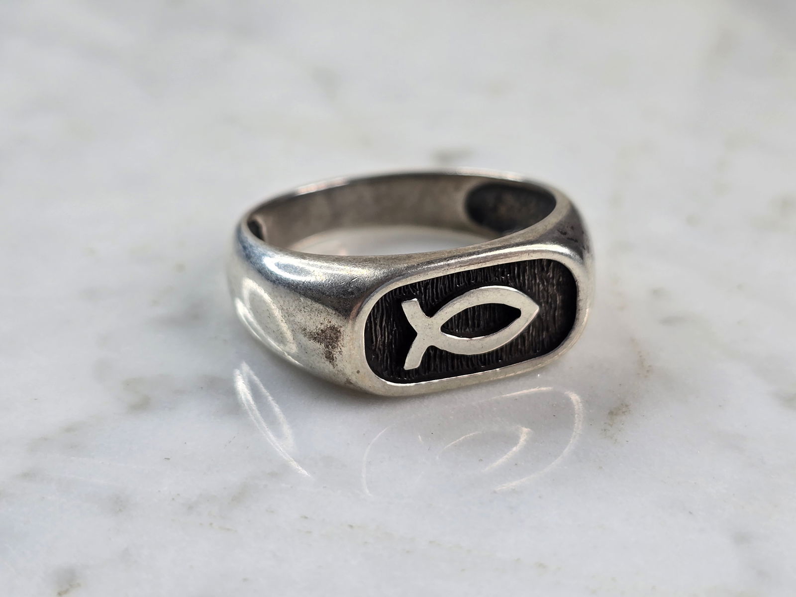 Mens Vintage Estate Sterling Silver Christian Jesus Fish Ring: A MENS VINTAGE ESTATE STERLING SILVER CHRISTIAN FISH RING. THE RING SIZE IS A 12.75, AND WEIGHS 8.2g. THE WIDTH OF THE RING IS 3/8". THIS WOULD MAKE A NICE GIFT FOR THAT SOMEONE SPECIAL. ANY QUESTIONS