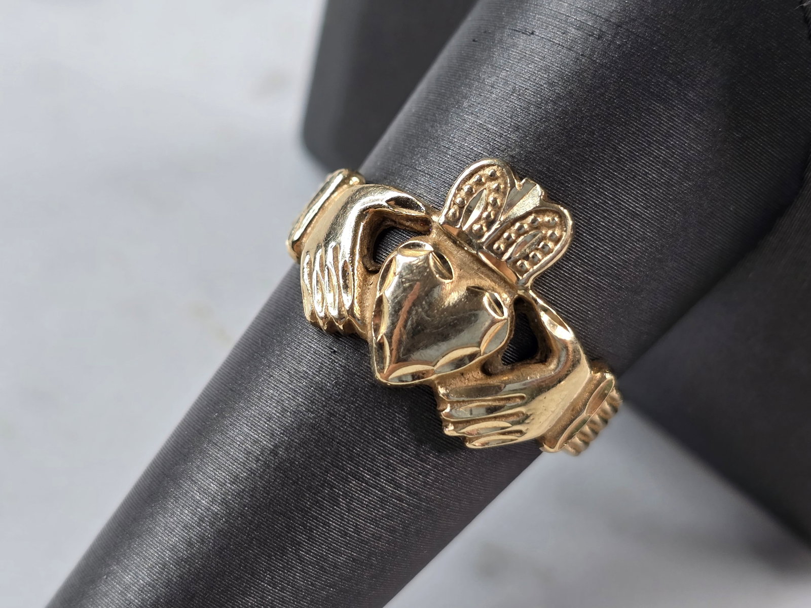 Mens Vintage Estate 14k Yellow Gold Irish Claddagh Ring: A MENS VINTAGE ESTATE 14K YELLOW GOLD IRISH CLADDAGH RING. THE RING WEIGHS 5.3g AND IS A SIZE 9.5. THE WIDTH OF THE RING IS 1/2". WOULD MAKE A LOVELY GIFT FOR THAT SOMEONE SPECIAL. BE SURE TO CHECK OU