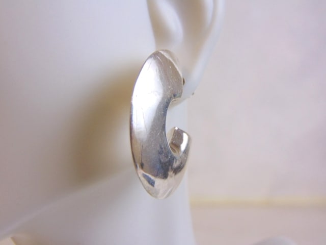 Womens Vintage Sterling Silver Open Hoop Stick Earrings: FOR SALE IS THIS PAIR OF WOMEN'S FINE STERLING SILVER OPEN HOOP STICK EARRINGS. THE EARRINGS WEIGH 8.5g. AND MEASURES 1 1/4" IN DIAMETER . CONDITION IS VERY NICE. THEY WOULD MAKE A LOVELY GIFT FOR THA