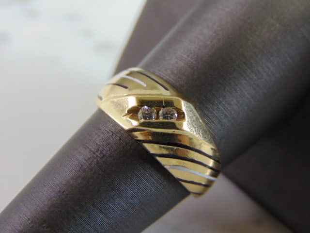 Mens Vintage Estate 14K Yellow Gold Diamond Ring: FOR SALE IS THIS MENS VINTAGE ESTATE 14K YELLOW GOLD DIAMOND RING. THE RING IS A SIZE 8.75 AND WEIGHS 4.6g. THERE ARE ABOUT .10cts. RING IS STAMPED "14K". THE RING MAKES A LOVELY GIFT FOR THAT SOMEONE