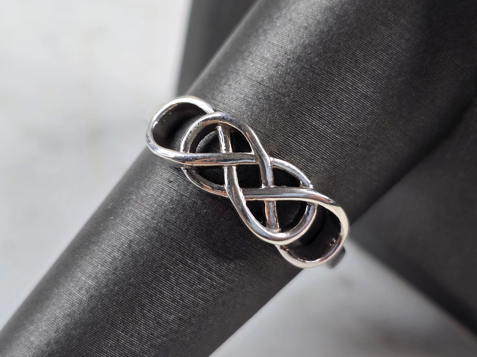 Womens Vintage Estate Sterling Silver Celtic Eternity Knot Ring: A WOMENS VINTAGE ESTATE STERLING SILVER MODERNIST ETERNITY KNOT RING. RING WEIGHS 2.5g, AND IS A SIZE 9.0. THE WIDTH OF THE RING IS 1/4". THIS WOULD MAKE A NICE GIFT FOR THAT SOMEONE SPECIAL. ANY QUES