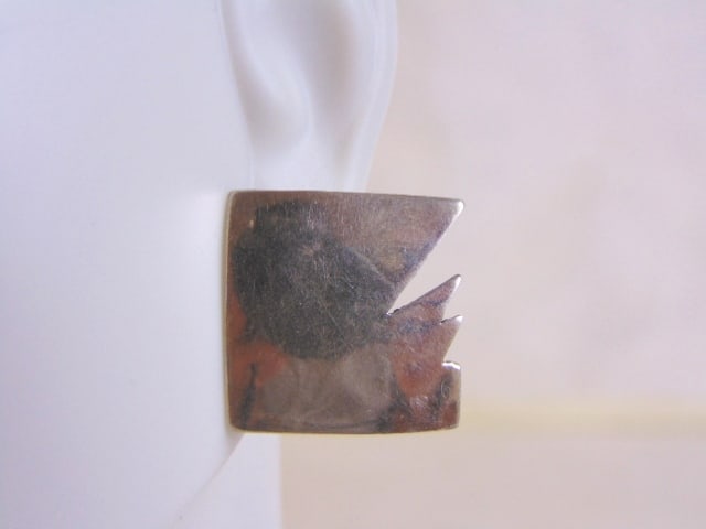 Womens Vintage Sterling Silver Modernist Earrings: FOR SALE IS THIS PAIR OF WOMEN'S VINTAGE ESTATE STERLING SILVER MODERNIST EARRINGS. THE EARRINGS WEIGH 5.7g. THE EARRING MEASURES 3/4" IN LENGTH AND 3/4" IN WIDTH. MAKES A LOVELY GIFT FOR THAT SOMEONE