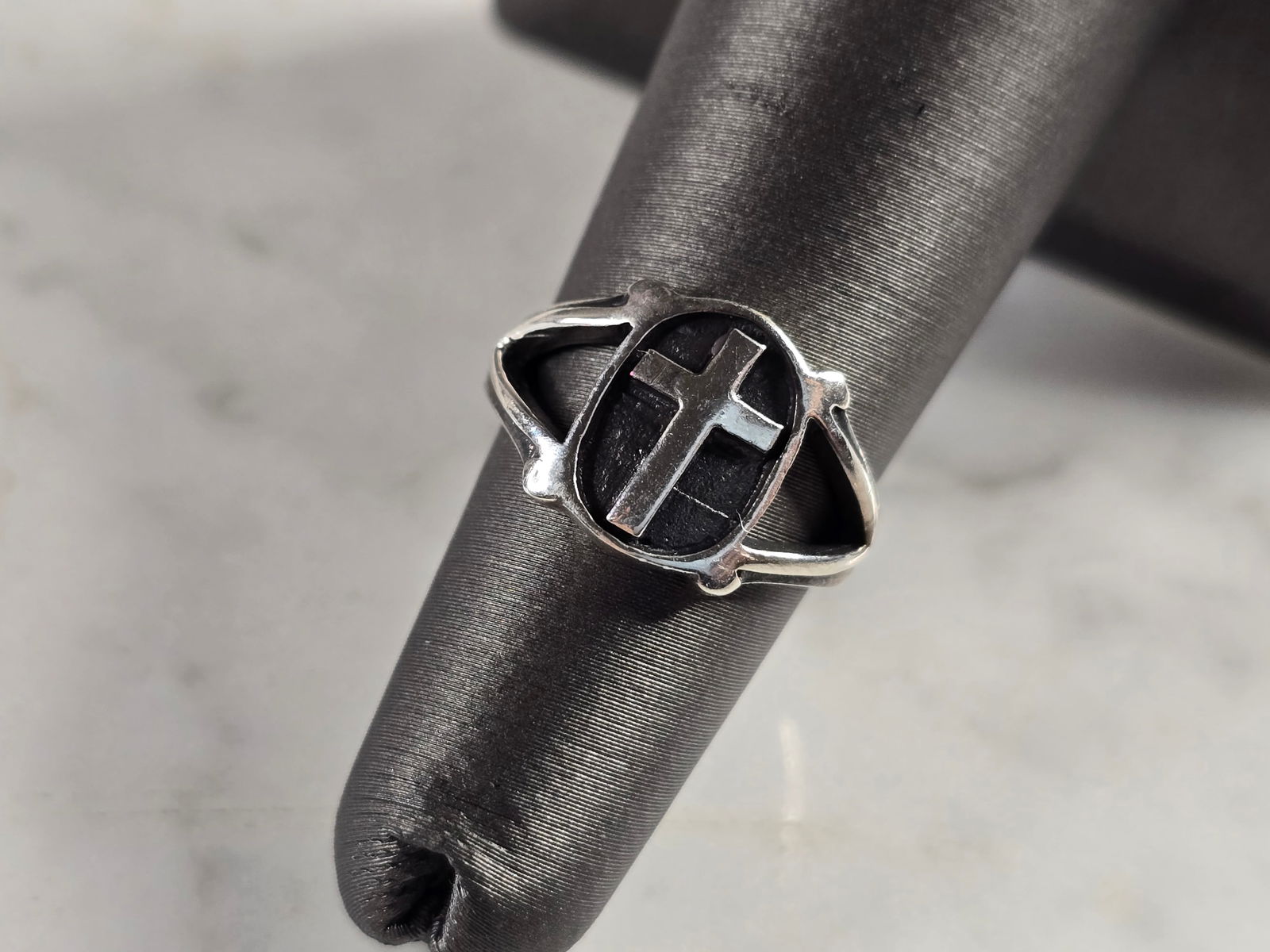 Womens Vintage Estate Sterling Silver Religious Cross Ring: A WOMENS VINTAGE STERLING SILVER RELIGIOUS CROSS RING. THE TOTAL WEIGHT IS 2.9g, AND IS A SIZE 4.75. THE LENGTH OF THE RING IS 1/2". THIS RING WOULD MAKE A GREAT GIFT FOR SOMEONE SPECIAL. ANY QUESTION