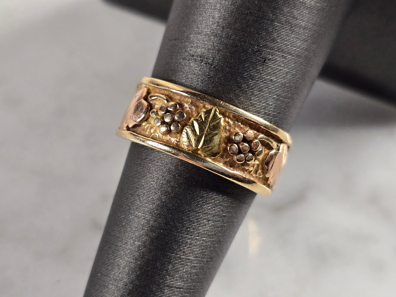 Womens Vintage Estate 14K Gold Grape Leaf Ring: A WOMENS VINTAGE ESTATE 14K YELLOW AND ROSE GOLD GRAPE LEAF RING. THE RING IS A SIZE 7.0, AND WEIGHS 4.5g. THE WIDTH OF THE RING IS 1/4". ANY QUESTIONS PLEASE DONT HESITATE TO ASK. BE SURE TO CHECK OU