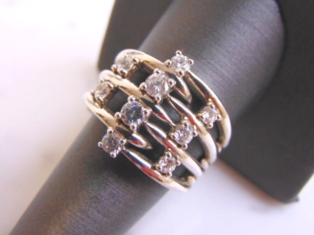 Womens Vintage Estate Sterling Silver CZ Stones Ring: FOR SALE IS THIS LOVELY VINTAGE STERLING SILVER CV STONES RING. THE TOTAL WEIGHT IS 11.2g, AND IS A SIZE 9.75. THIS RING WOULD MAKE A GREAT GIFT FOR SOMEONE SPECIAL. ANY QUESTIONS PLEASE DONT HESITATE