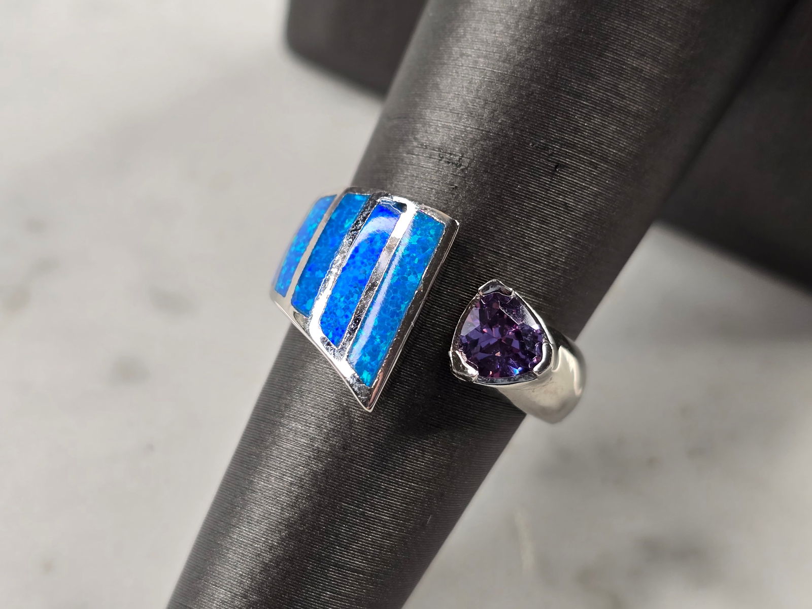 Womens Estate Sterling Silver Modernist Blue Opal Ring: A WOMENS ESTATE STERLING SILVER MODERNIST BLUE OPAL RING. THE RING IS A SIZE 6.0, AND WEIGHS 5.0g. THE WIDTH OF THE RING IS 1/2". NOT SURE IF OPAL IS NATURAL OR MAN MADE. THE RING MAKES A BEAUTIFUL GI