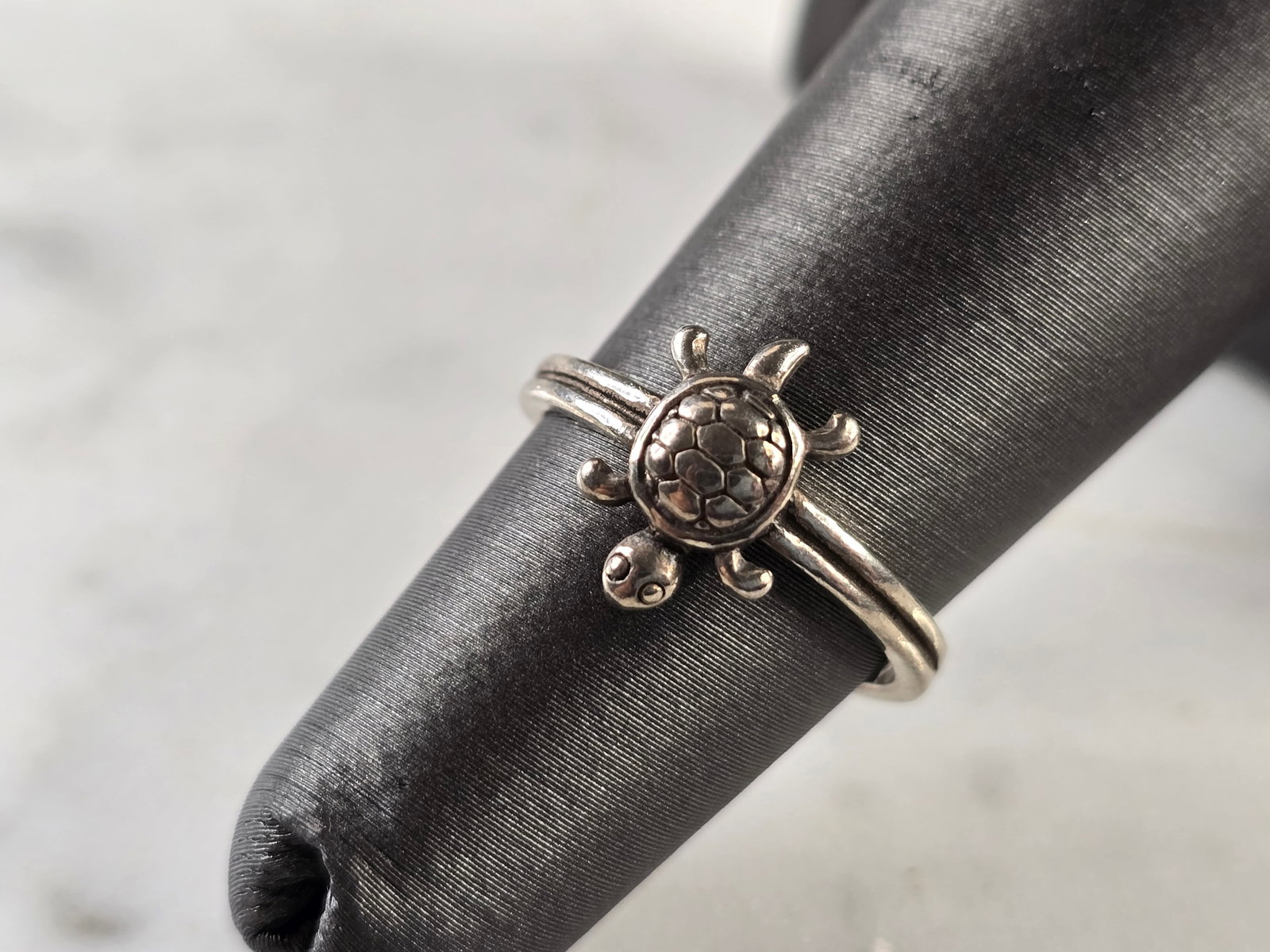 Womens Vintage Estate Sterling Silver Turtle Toe Ring: A WOMENS VINTAGE ESTATE STERLING SILVER TURTLE TOE RING. THE RING WEIGHS 1.6g, AND IS ABOUT 3/8" WIDE. THIS WOULD MAKE A NICE GIFT FOR THAT SOMEONE SPECIAL. ANY QUESTIONS PLEASE DO NOT HESITATE TO ASK