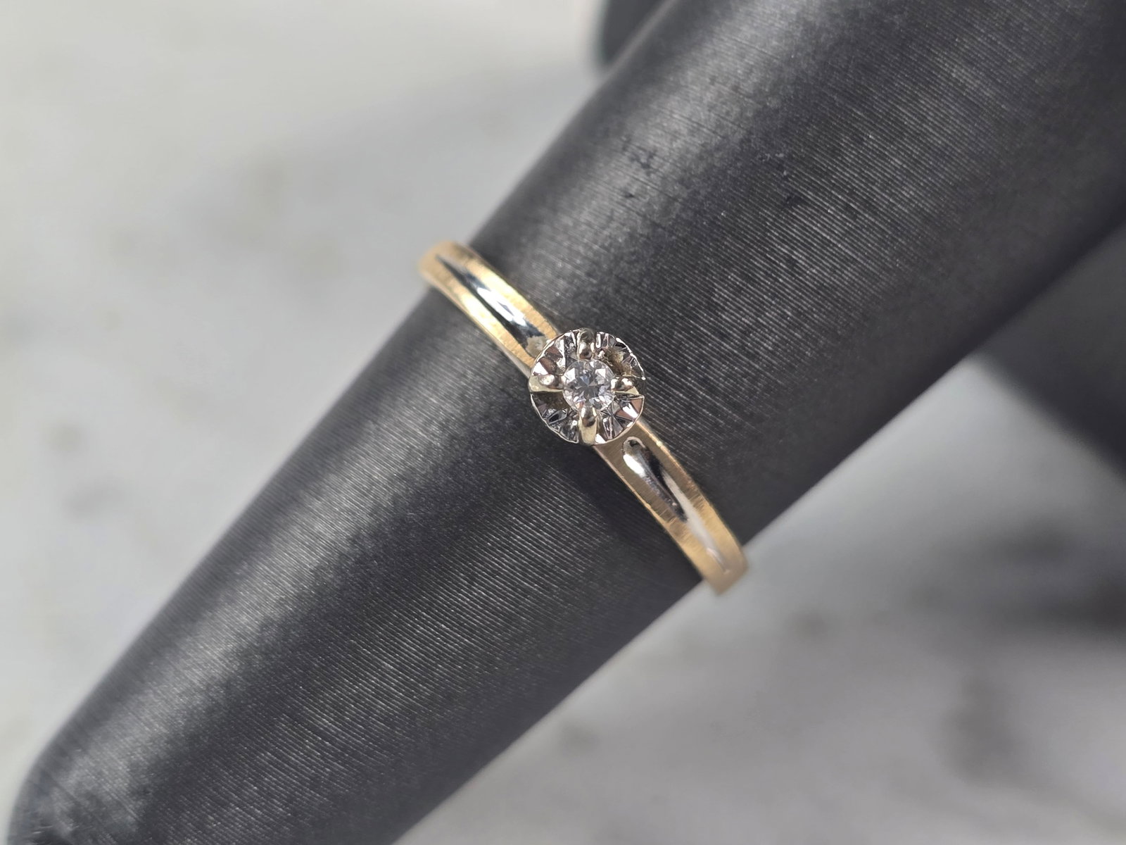 Womens Vintage Estate 14K Yellow Gold Diamond Ring: A WOMENS VINTAGE ESTATE 14K YELLOW GOLD DIAMOND RING WITH A .01ct DIAMOND. THE RING IS A SIZE 6.0, AND WEIGHS 1.3g. RING IS MARKED 14K. THIS IS A BEAUTIFUL GIFT FOR THAT SOMEONE SPECIAL. ANY QUESTIONS