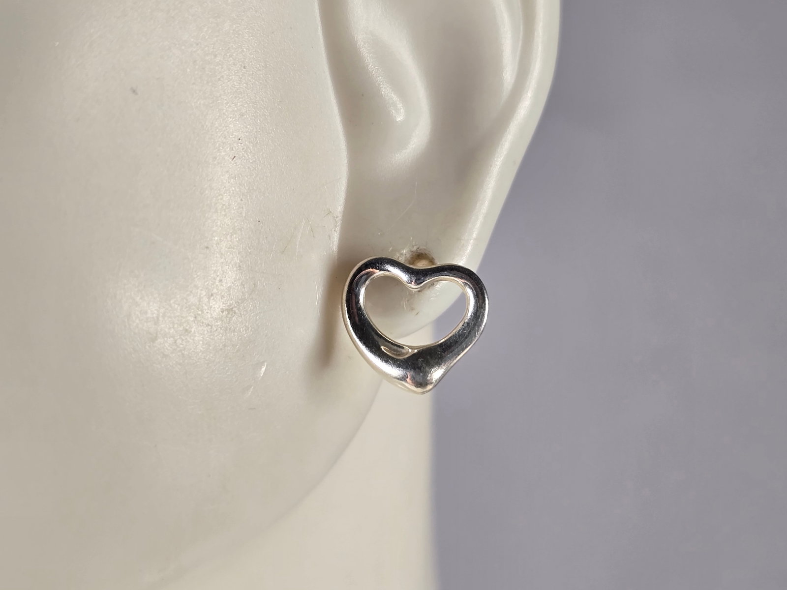 Womens Tiffany and Company Peretti Sterling Silver Heart Earrings: A PAIR OF WOMENS VINTAGE ESTATE TIFFANY & CO STERLING SILVER EARRINGS DESIGNED BY PERETTI. THE EARRINGS WEIGH 1.6g AND MEASURE 3/8" BY 3/8". ANY QUESTIONS PLEASE DO NOT HESITATE TO ASK. BE SURE TO CHE