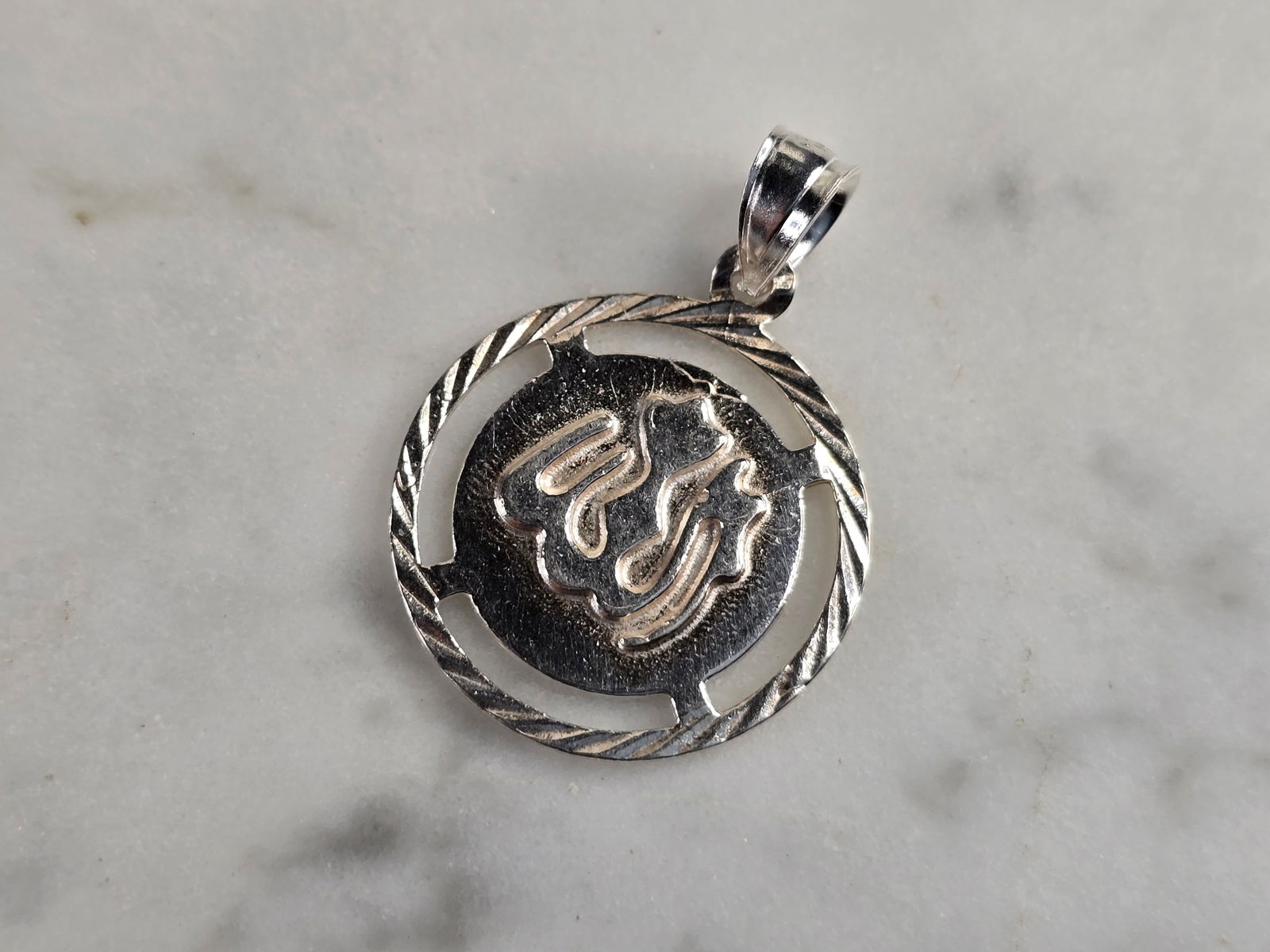 Vintage Estate Sterling Silver Muslim Allah Pendant: A VINTAGE ESTATE STERLING SILVER MUSLIM ALLAH PENDANT. THE PENDANT WEIGHS 2.4g, AND MEASURES 1" LONG BY 3/4" WIDE. MAKES A GREAT GIFT FOR THAT SOMEONE SPECIAL. ANY QUESTIONS, PLEASE ASK. BE SURE TO CH