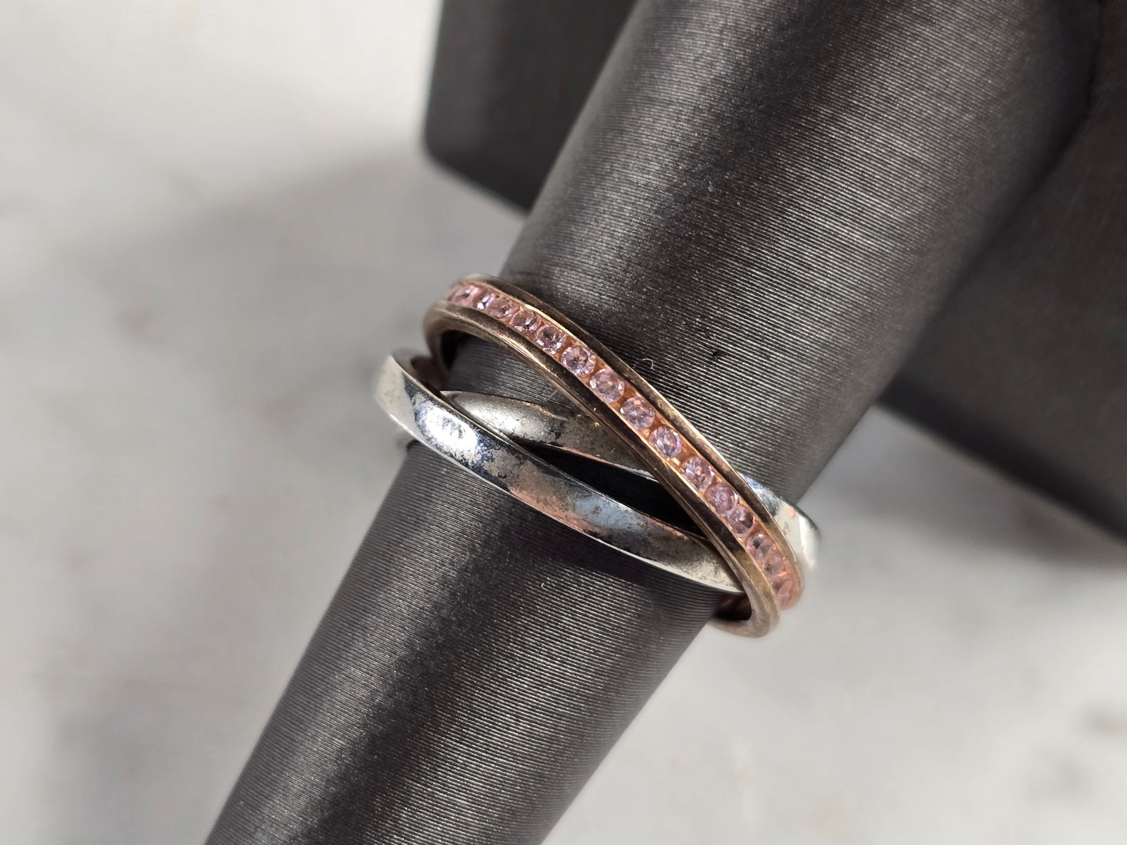 Womens Vintage Estate Sterling Silver Rose Gold Tone Trinity Ring: A WONDERFUL WOMENS VINTAGE ESTATE STERLING SILVER & ROSE GOLD TONE TRINITY RING. THE RING WEIGHS 4.9g, AND IS A SIZE 6.0. THE WIDTH OF THE RING IS 1/4". ANY QUESTIONS PLEASE DO NOT HESITATE TO ASK. BE