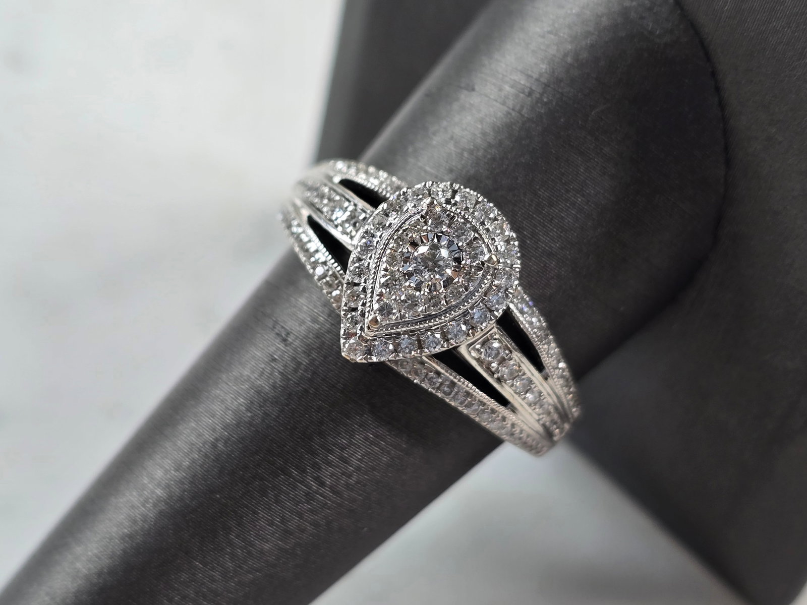 Womens Vintage Estate 10K White Gold Diamond Wedding Ring (1 of 6)